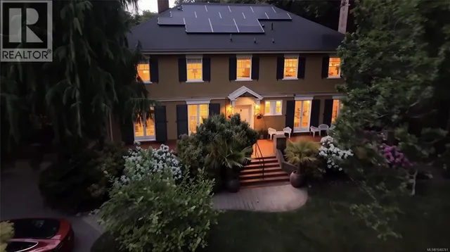990 TERRACE AVENUE, Victoria 2