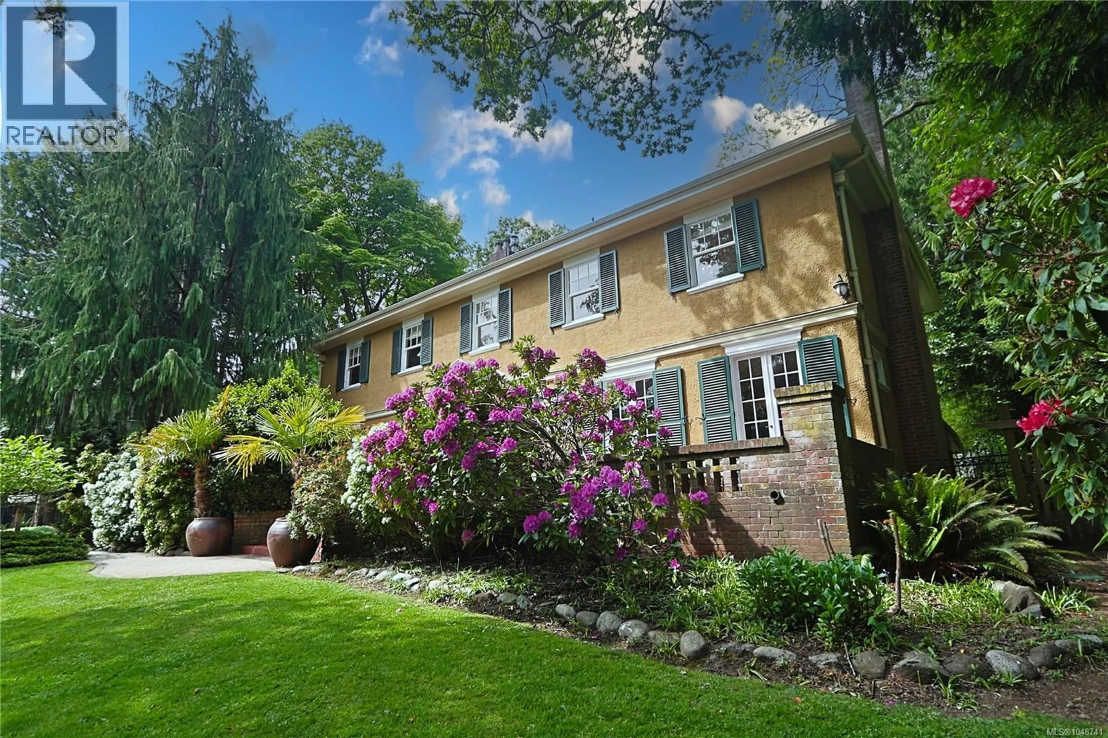 Unknown for 990 TERRACE AVENUE, Victoria British Columbia V8S3V3