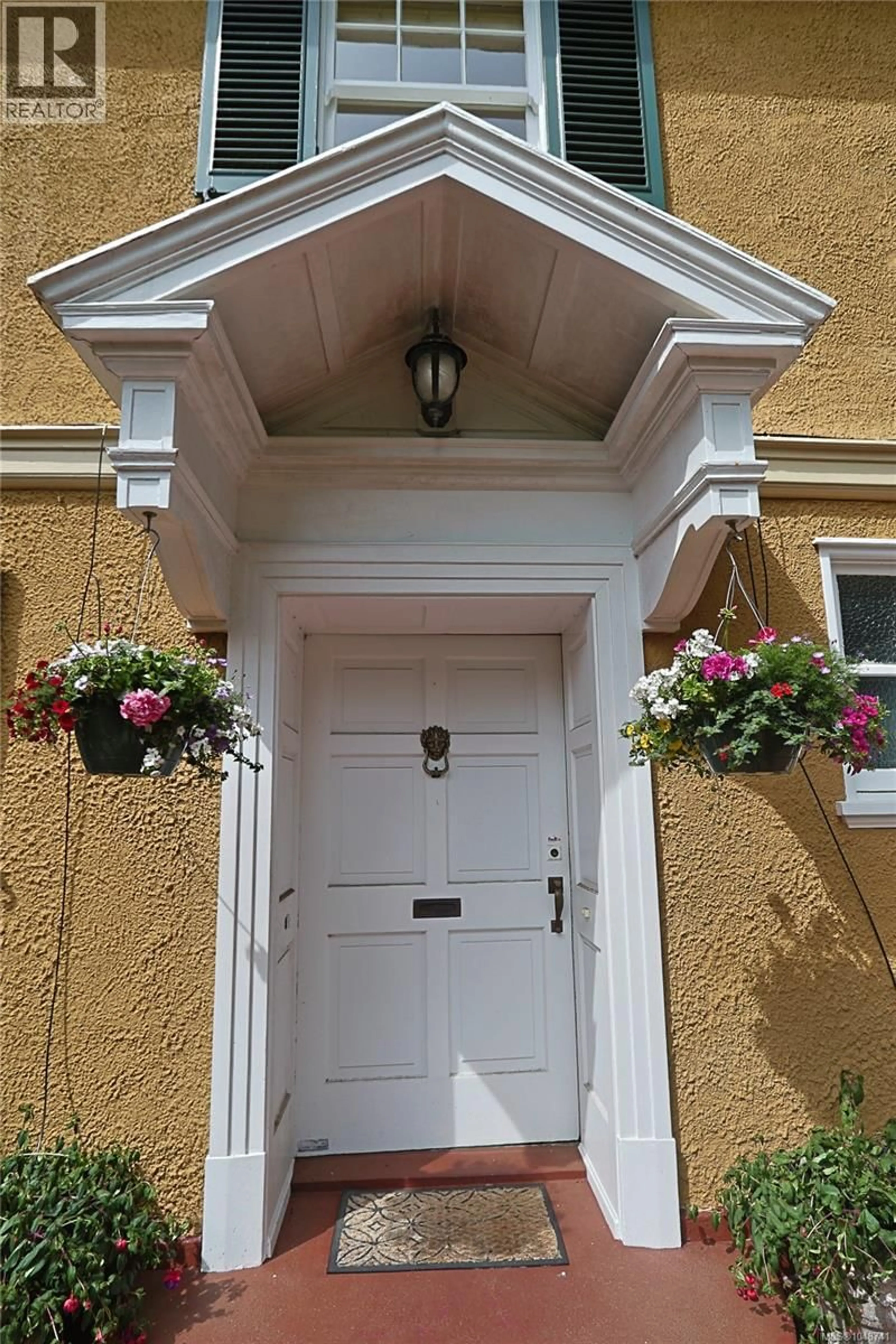Indoor entryway for 990 TERRACE AVENUE, Victoria British Columbia V8S3V3