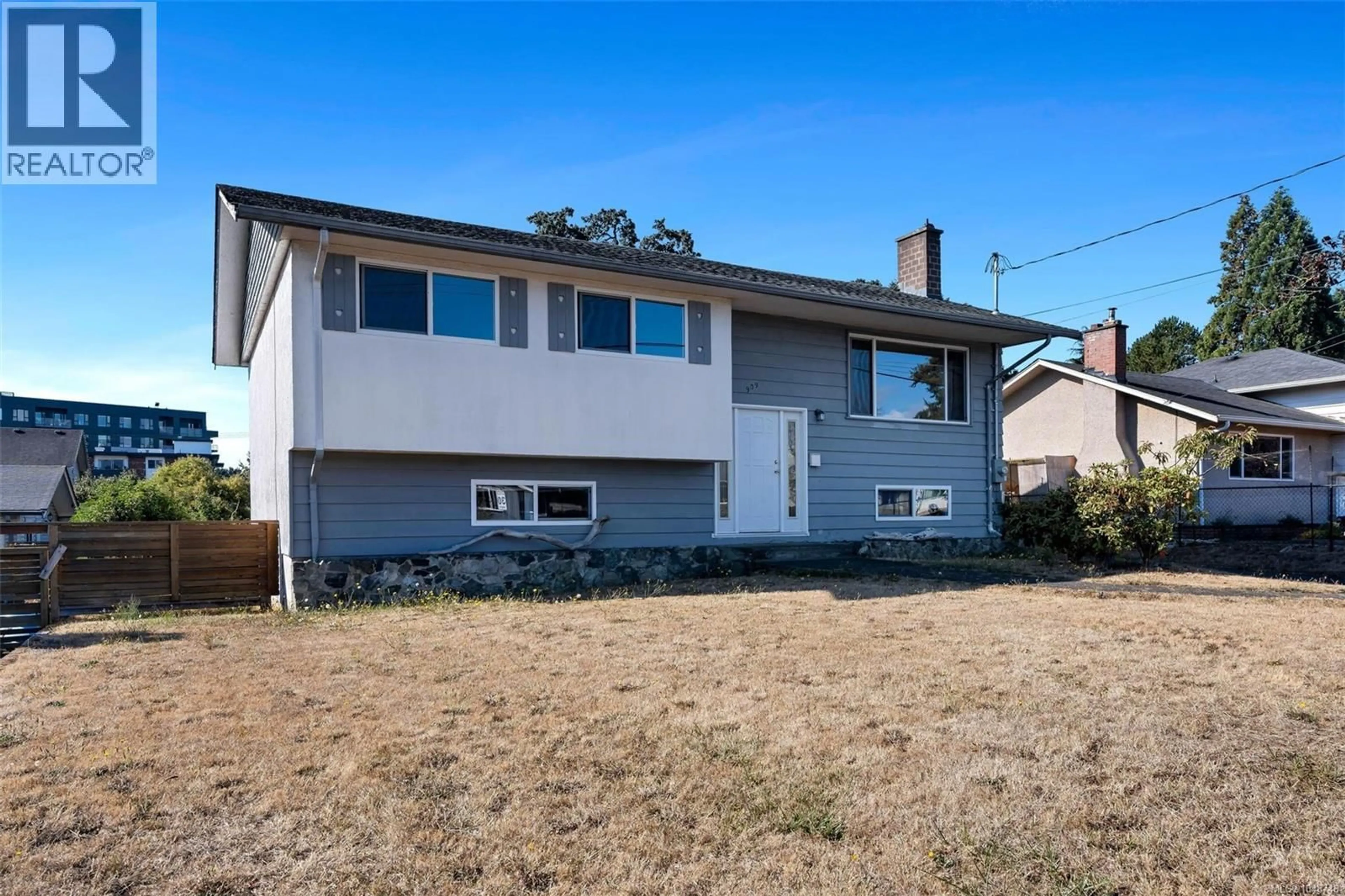 Home with vinyl exterior material, street for 909 SHEARWATER STREET, Esquimalt British Columbia V9A4V3
