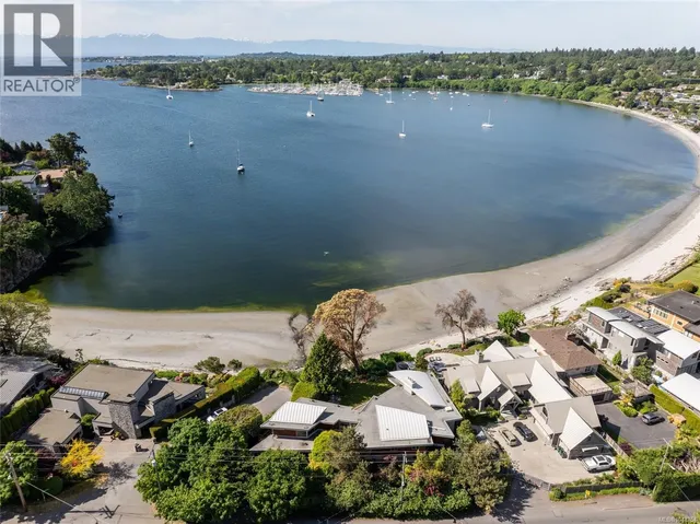 3931 CADBORO BAY ROAD, Saanich