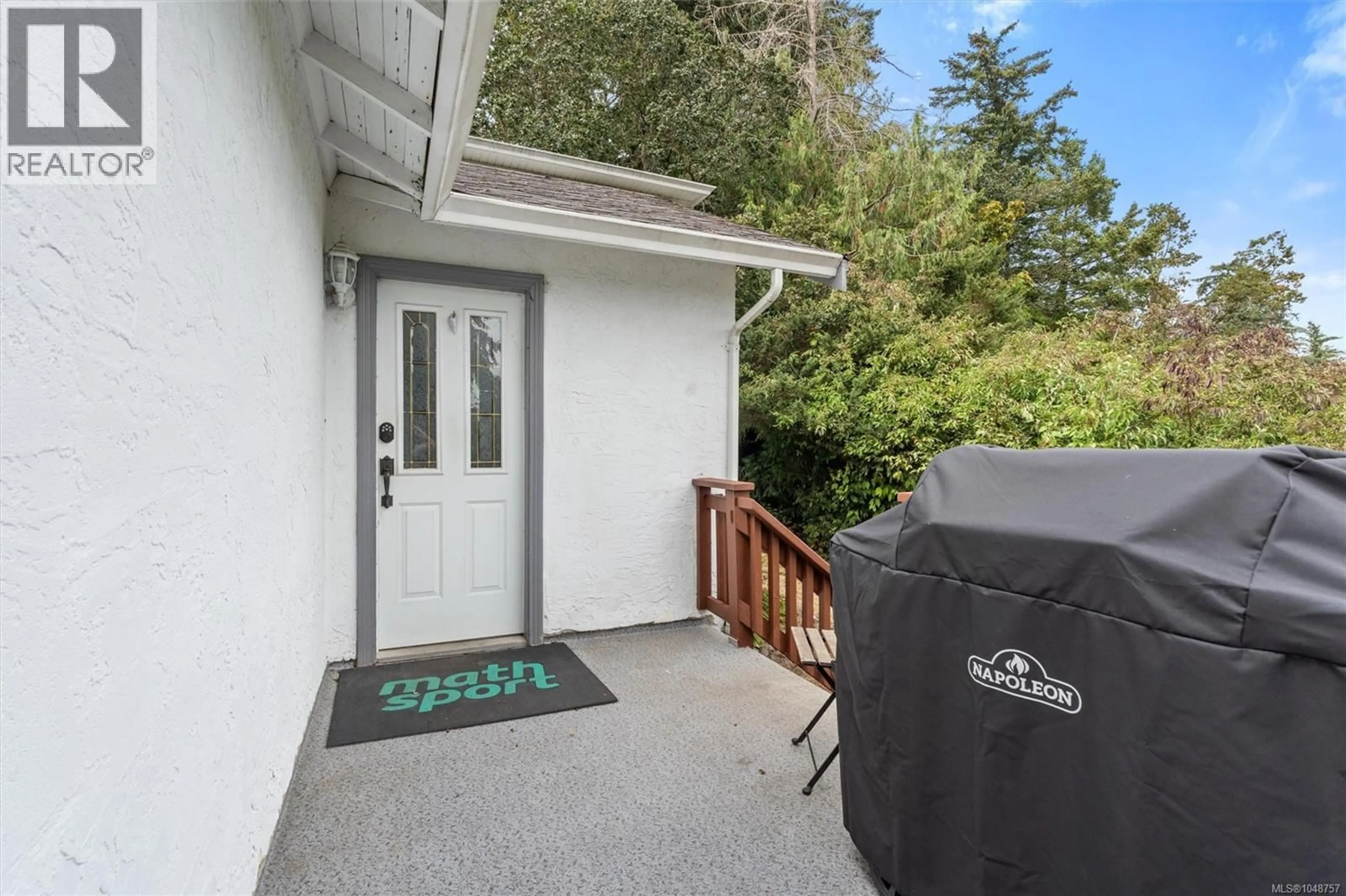 Patio, street for 3938 WILKINSON ROAD, Saanich British Columbia V8Z5A2