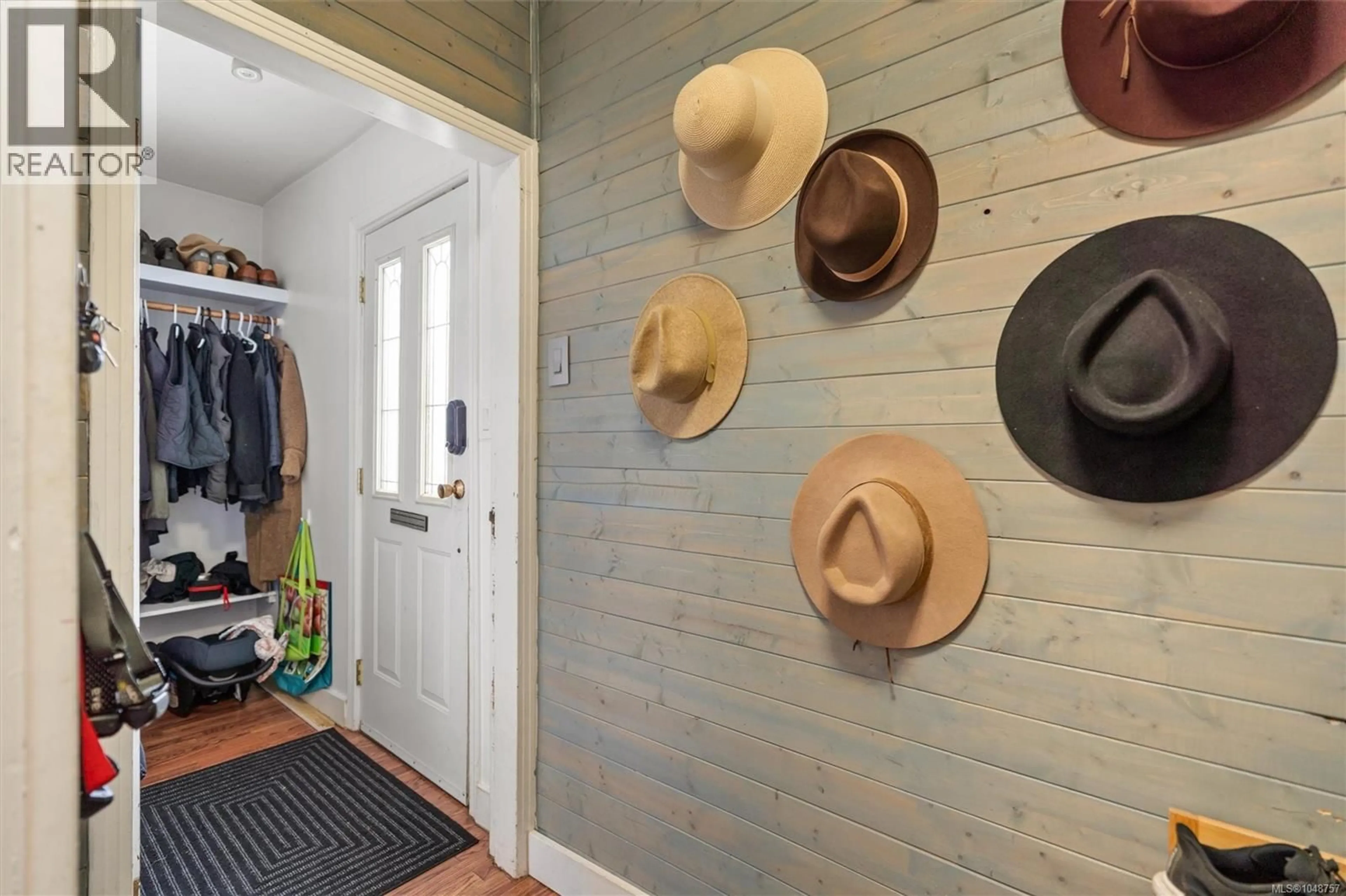 Indoor entryway for 3938 WILKINSON ROAD, Saanich British Columbia V8Z5A2