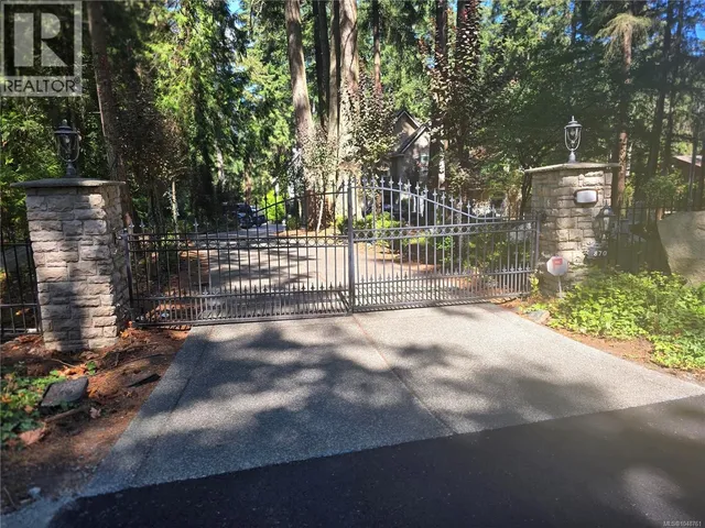 870 FALKIRK AVENUE, North Saanich 3