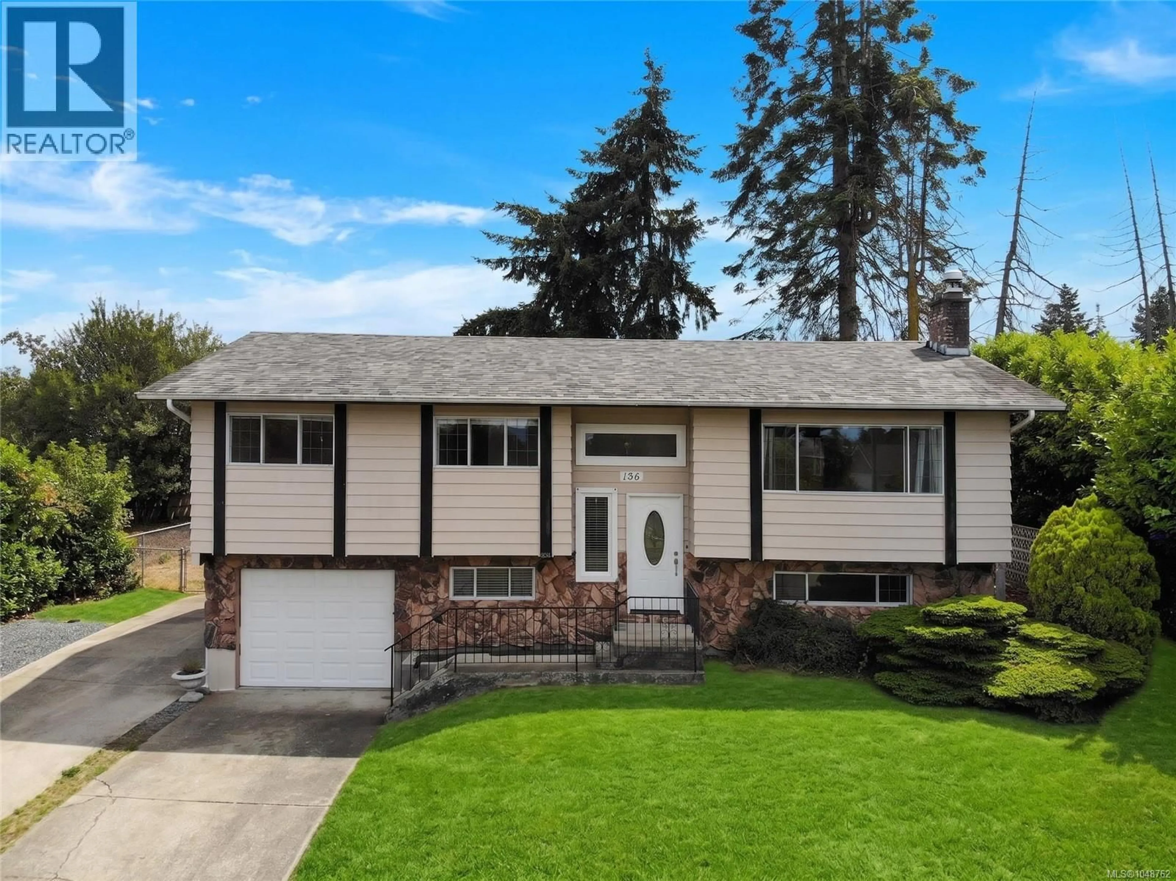 Home with vinyl exterior material, street for 156 MOSS AVENUE, Parksville British Columbia V9P1L7