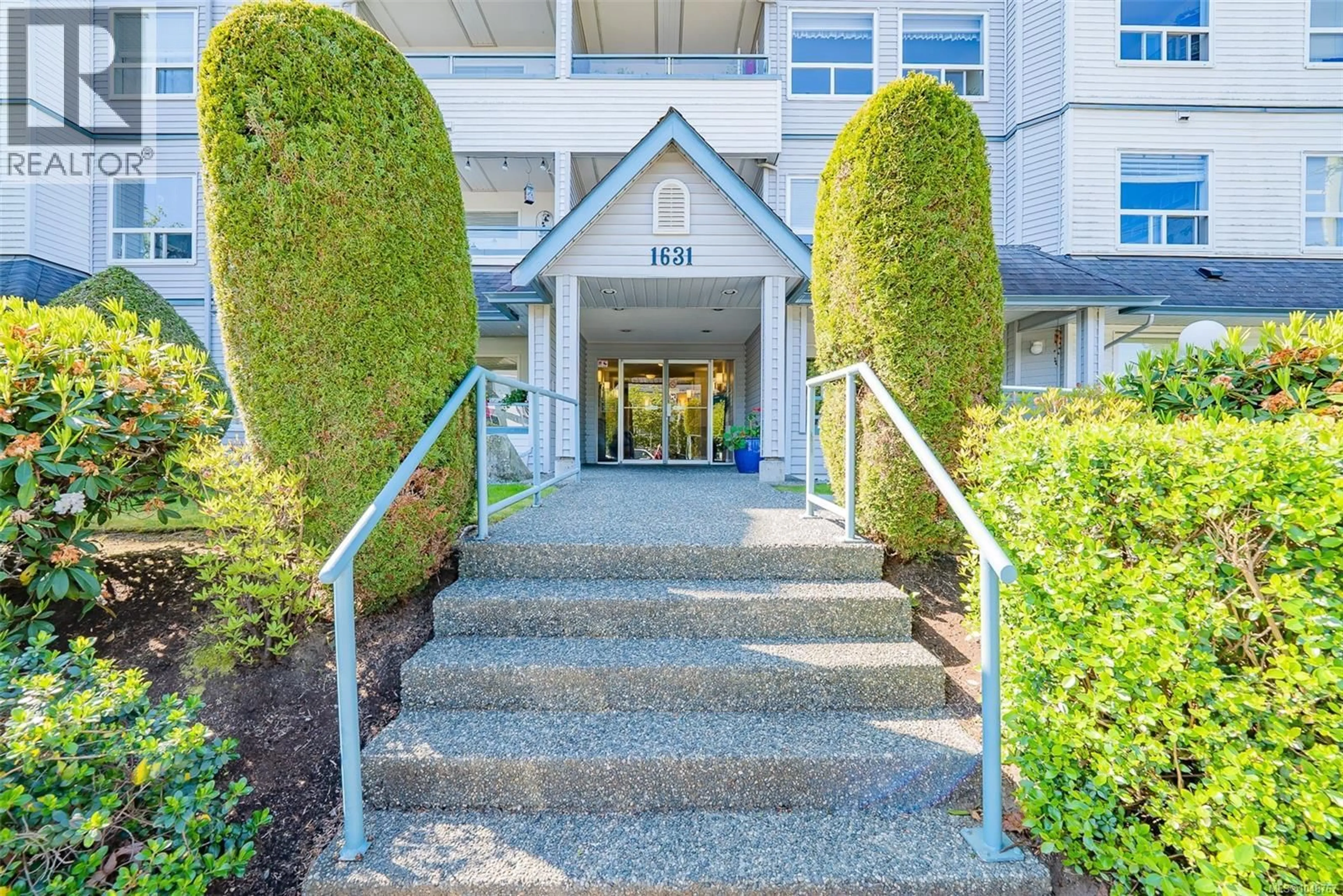 Indoor foyer for 405 - 1631 DUFFERIN CRESCENT, Nanaimo British Columbia V9S5T4