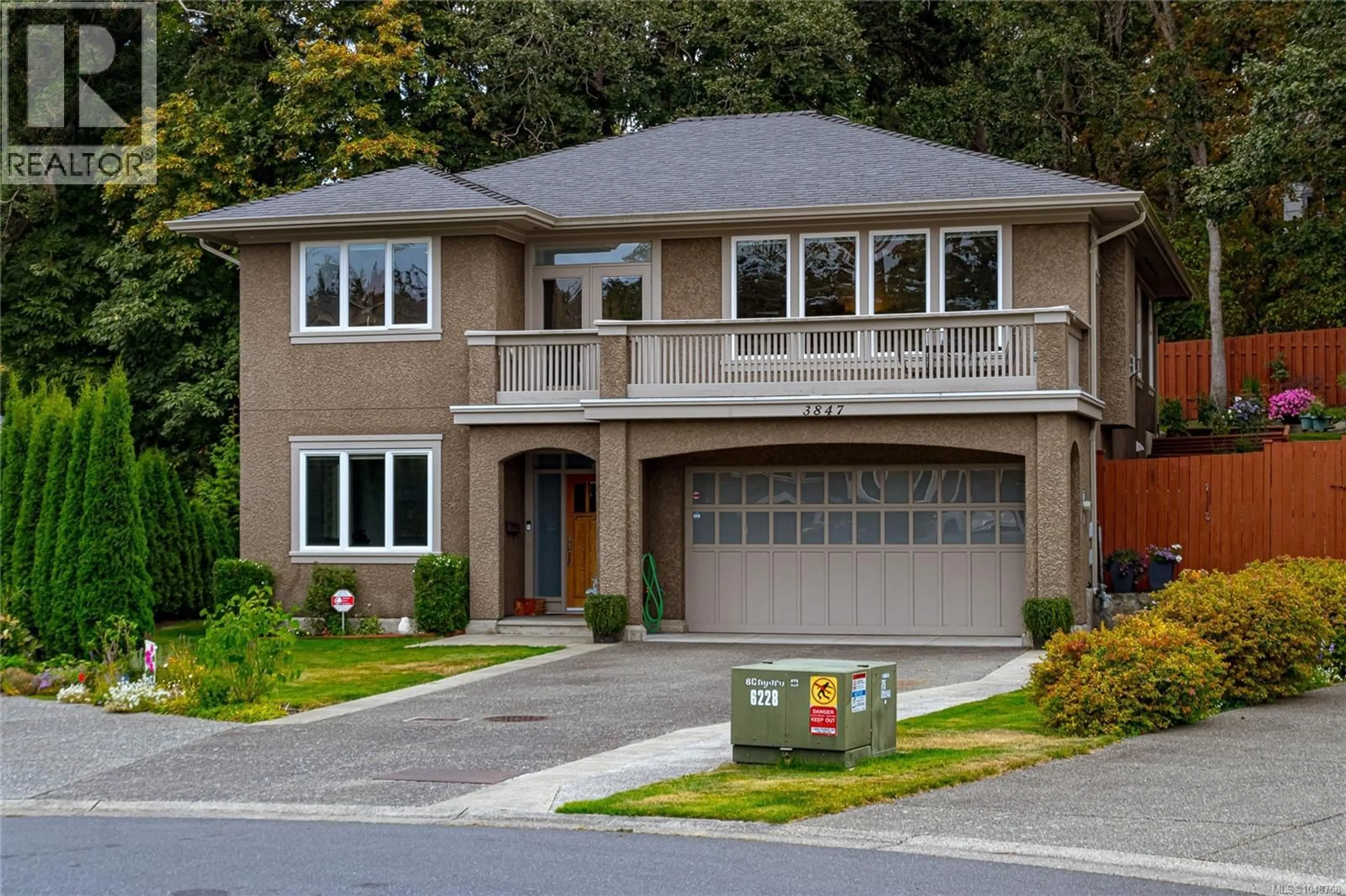 Home with vinyl exterior material, street for 3847 CARDIE COURT, Saanich British Columbia V8Z7G8