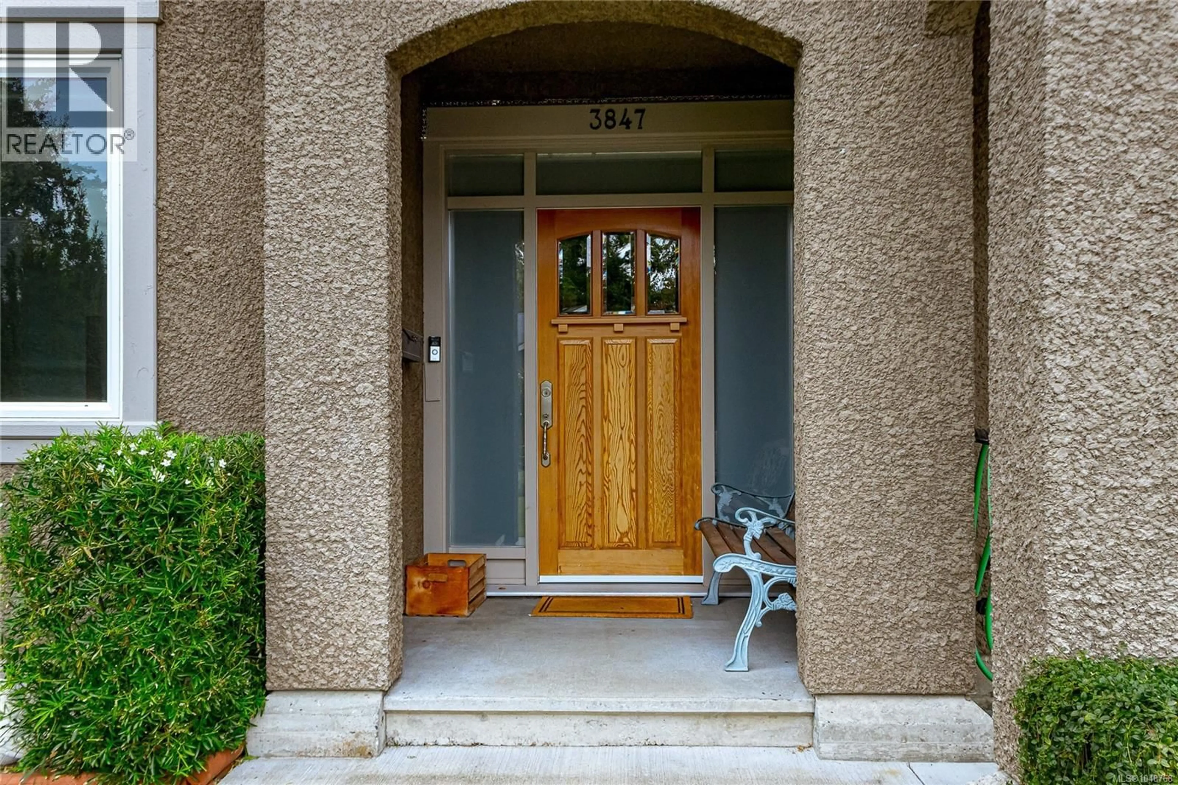 Indoor entryway for 3847 CARDIE COURT, Saanich British Columbia V8Z7G8