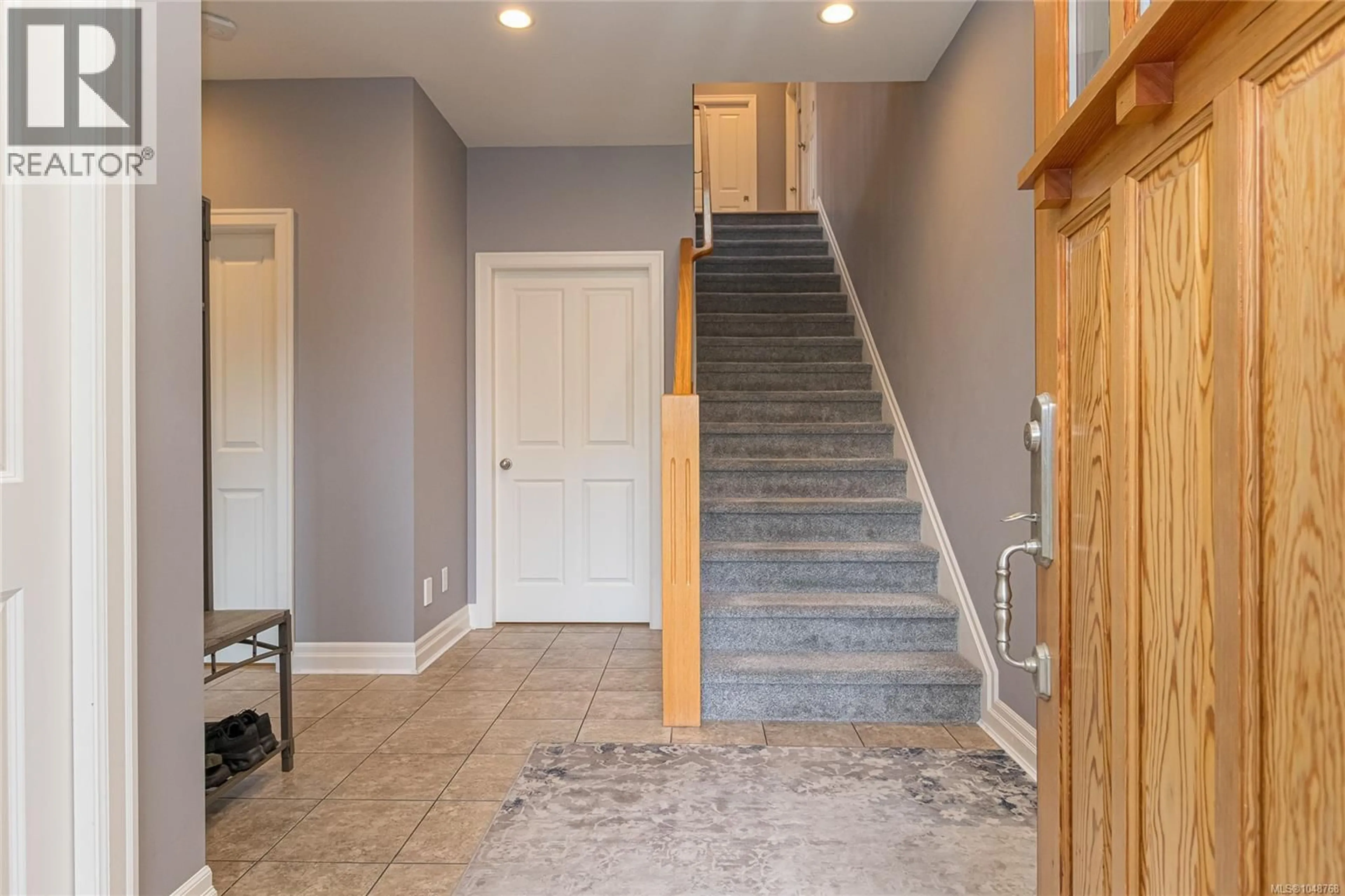 Indoor entryway for 3847 CARDIE COURT, Saanich British Columbia V8Z7G8