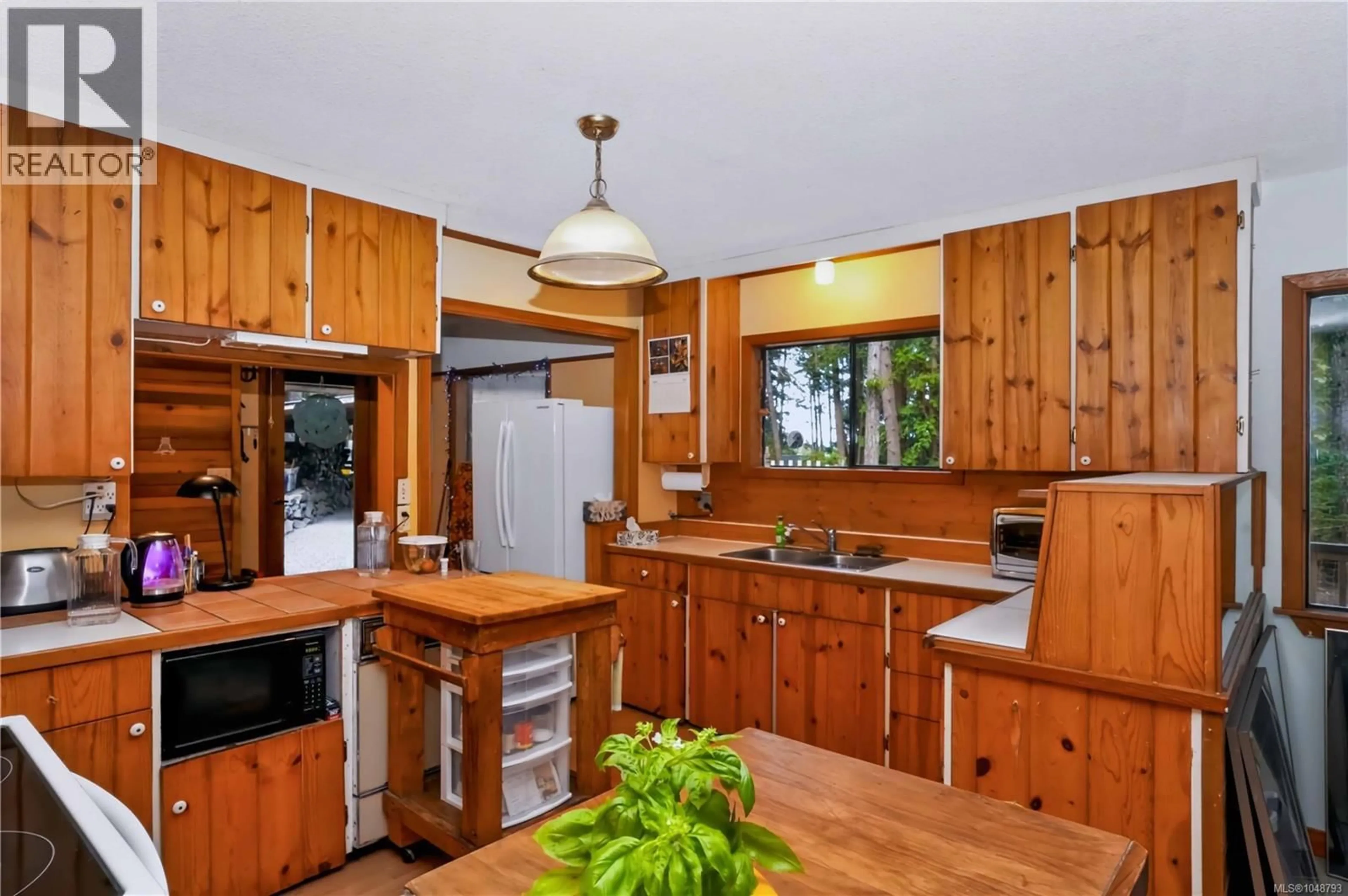 Standard kitchen, unknown for 119 CREEKSIDE DRIVE, Salt Spring British Columbia V8K2E4