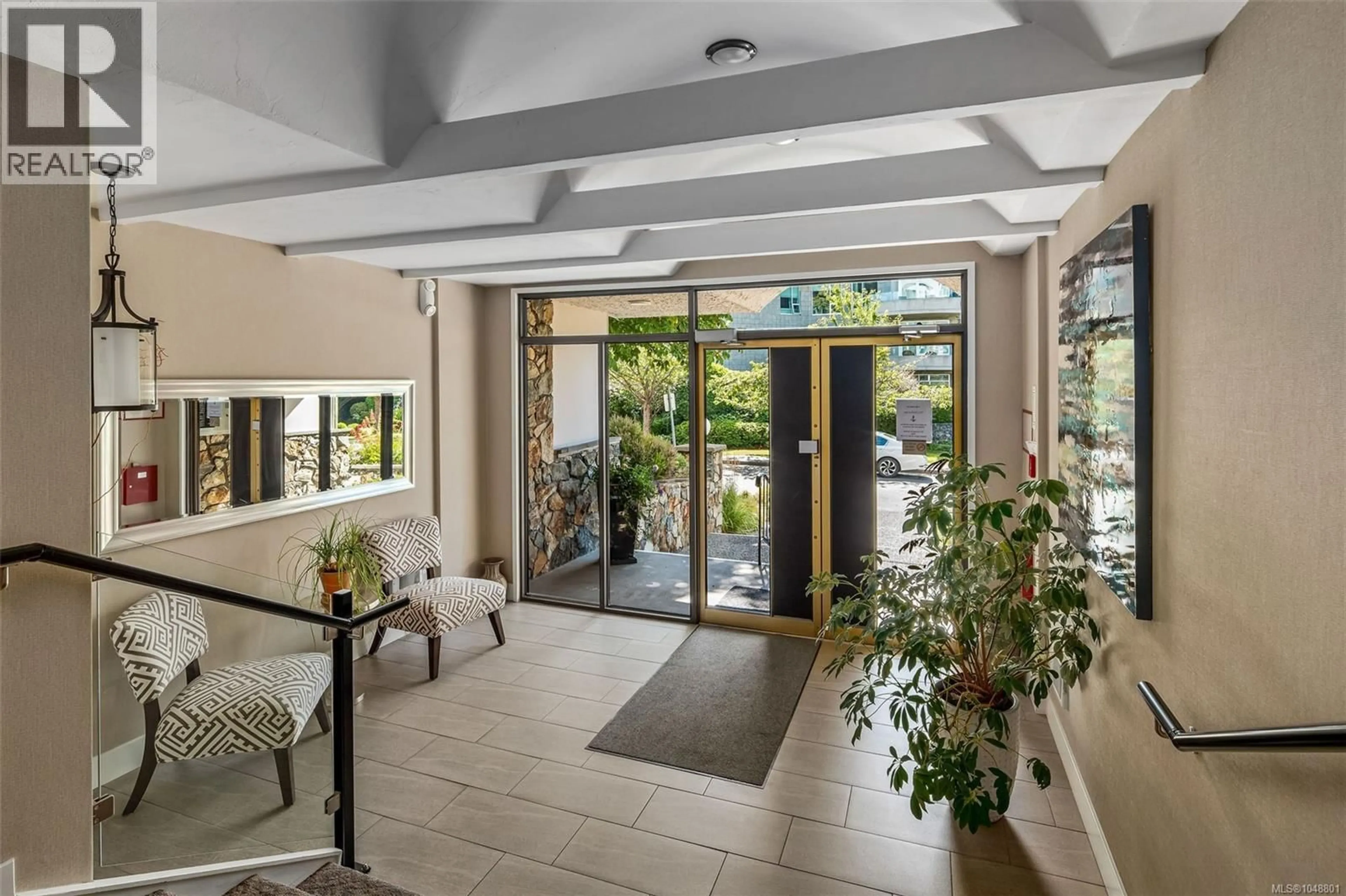 Indoor foyer for 105 - 1312 BEACH DRIVE, Oak Bay British Columbia V8S2N5