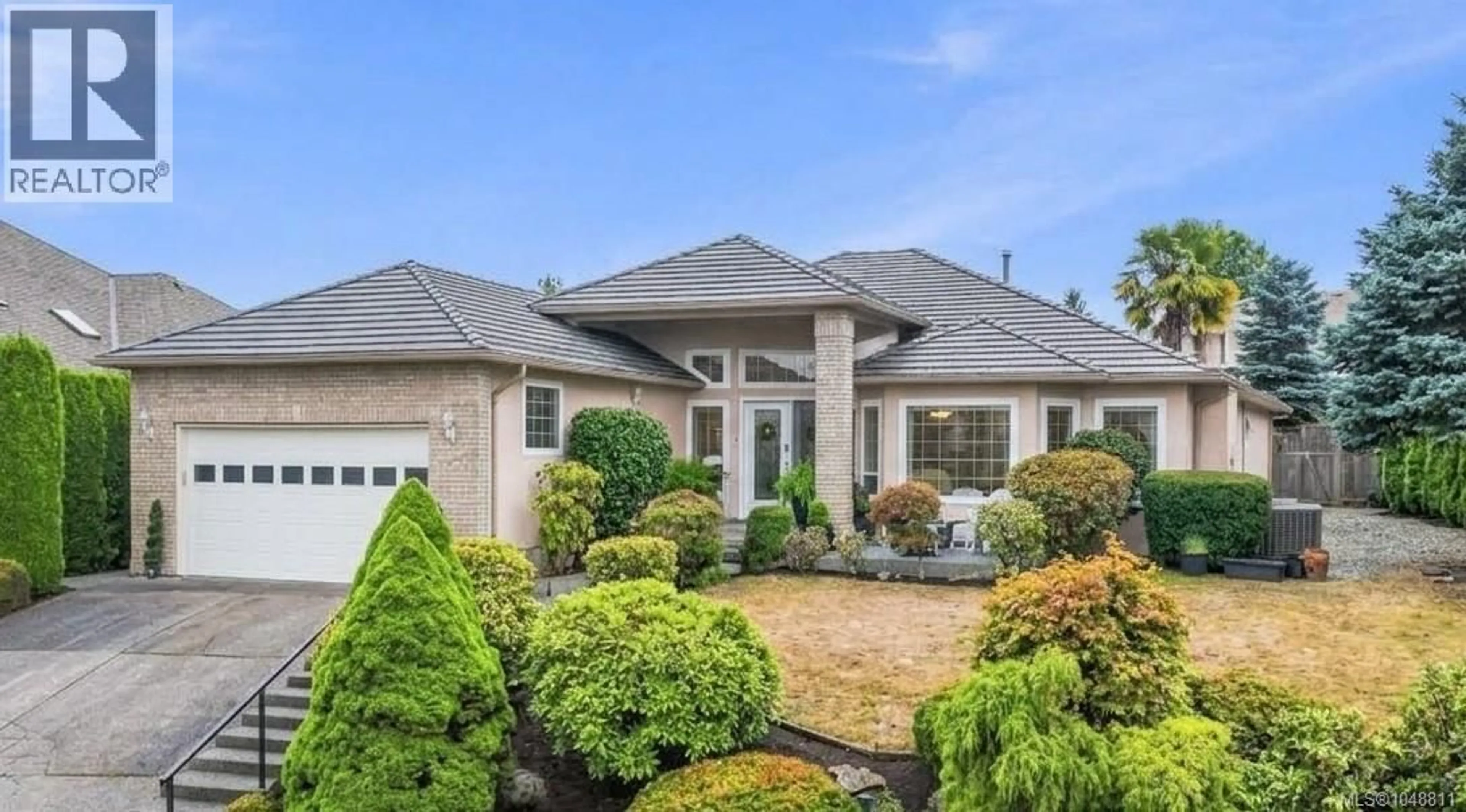 Home with vinyl exterior material, street for 572 TOURNAMENT, Qualicum Beach British Columbia V9K2J1