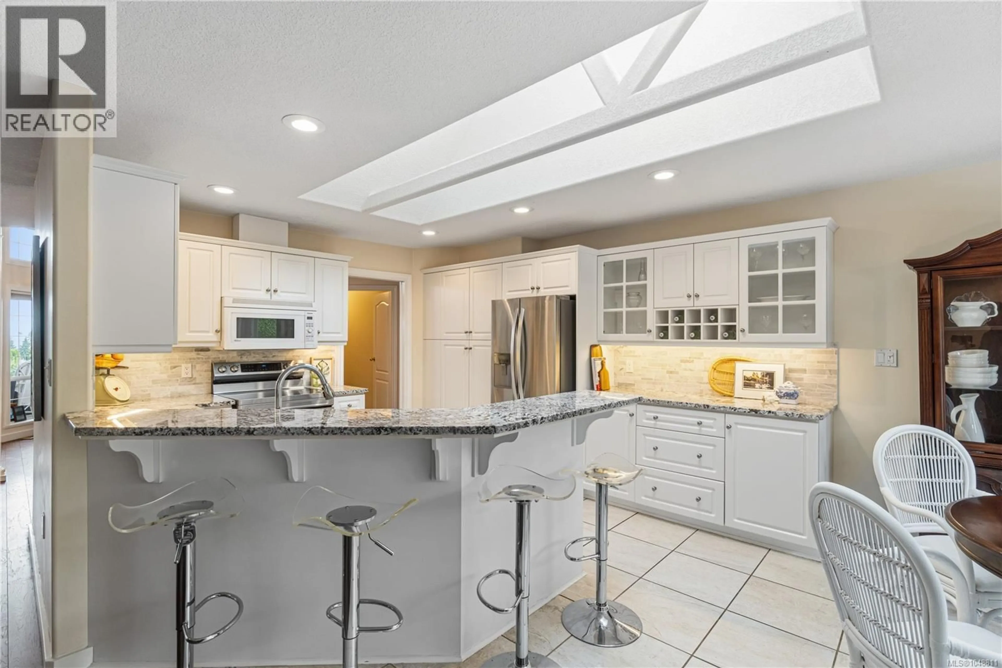 Open concept kitchen, ceramic/tile floor for 572 TOURNAMENT, Qualicum Beach British Columbia V9K2J1