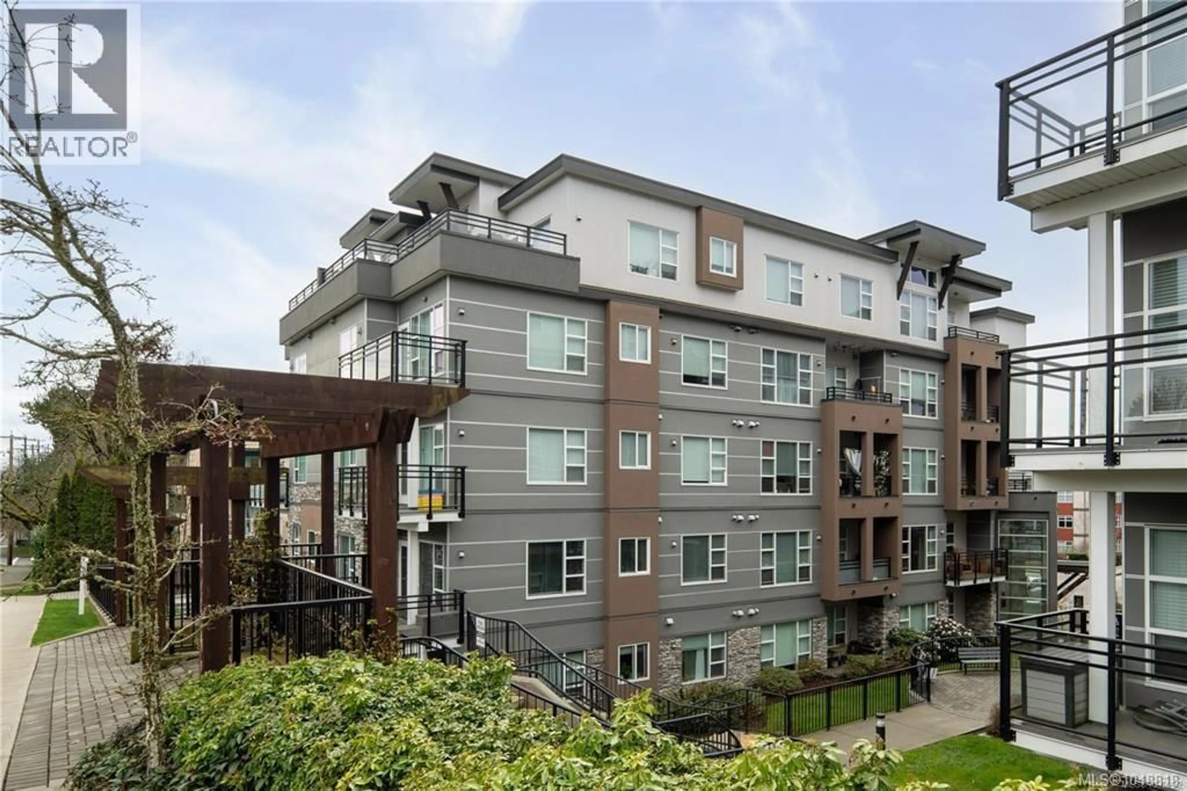 Patio, building for 302 - 1020 INVERNESS ROAD, Saanich British Columbia V8X0B1
