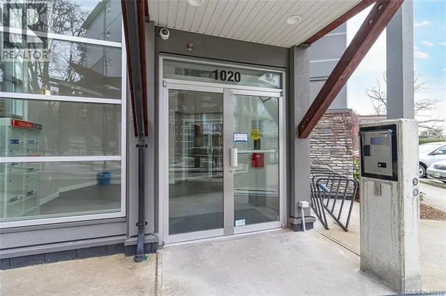 302 - 1020 INVERNESS ROAD, Saanich 3