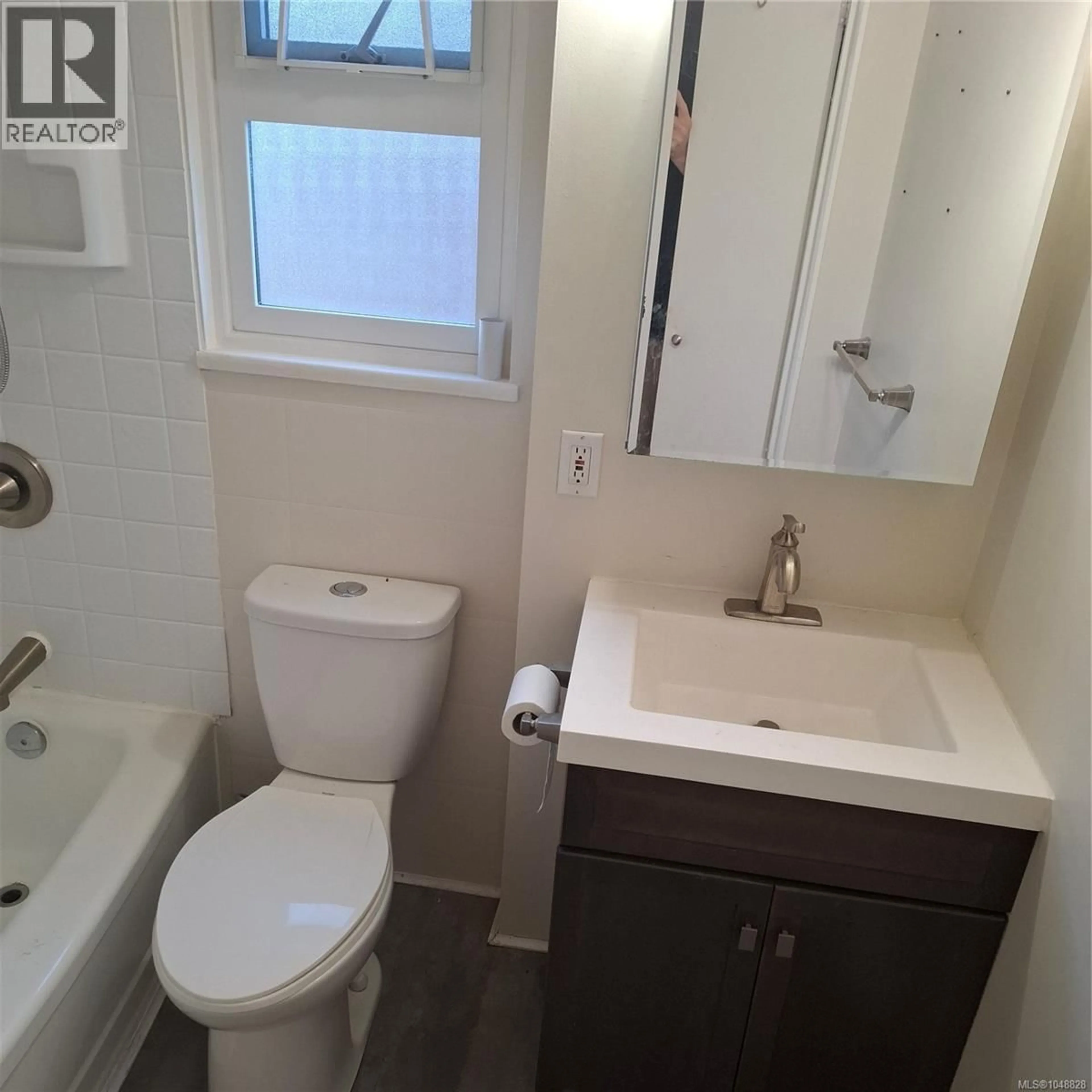 Standard bathroom, ceramic/tile floor for 3566 TILLICUM ROAD, Saanich British Columbia V8Z4H4