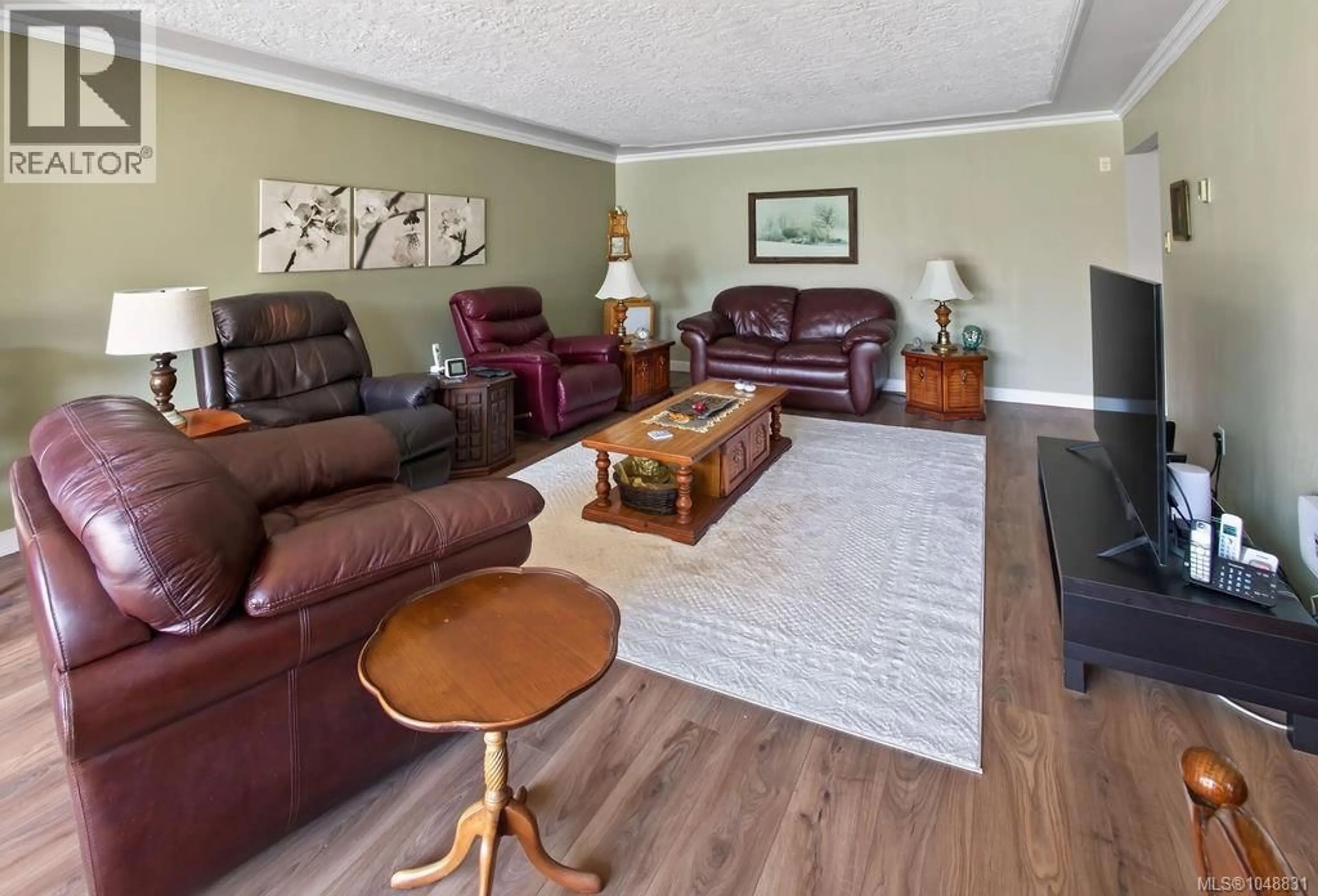 Living room with furniture, wood/laminate floor for 410 - 1025 INVERNESS ROAD, Saanich British Columbia V8X2S2