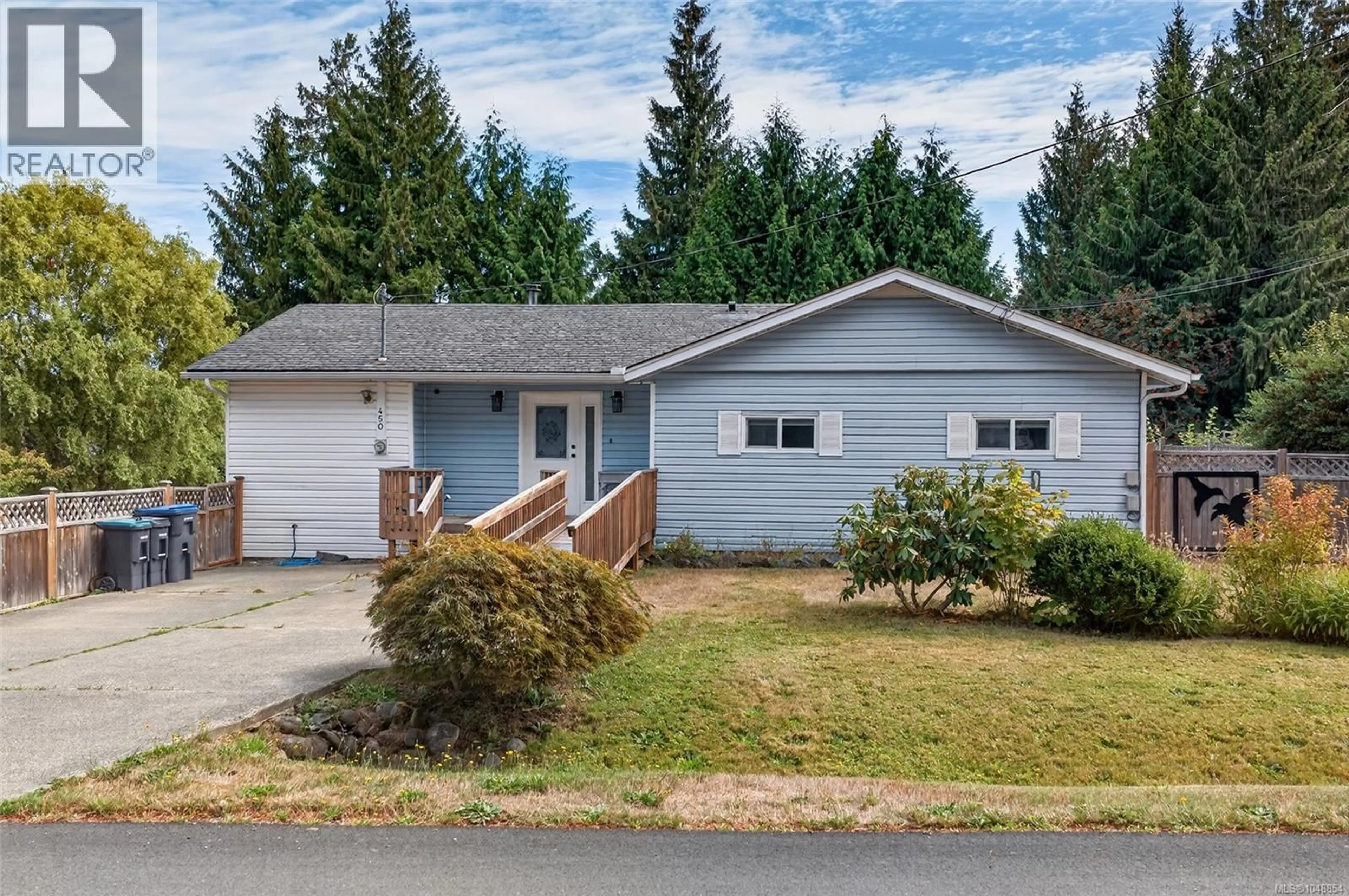 Home with vinyl exterior material, street for 450 AURORA STREET, Parksville British Columbia V9P1L3