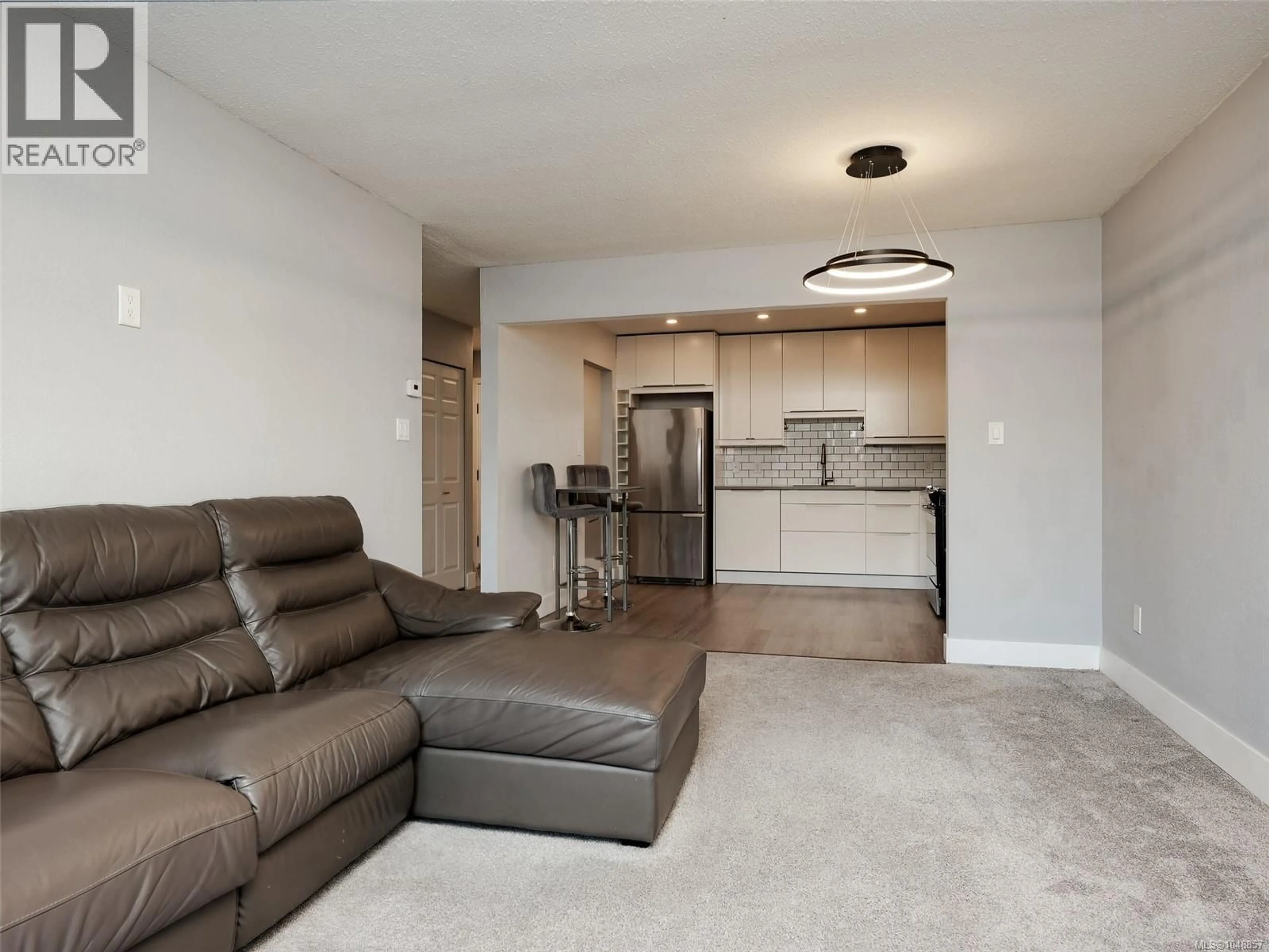 Living room with furniture, unknown for 301 - 3252 GLASGOW AVENUE, Saanich British Columbia V8X1M2