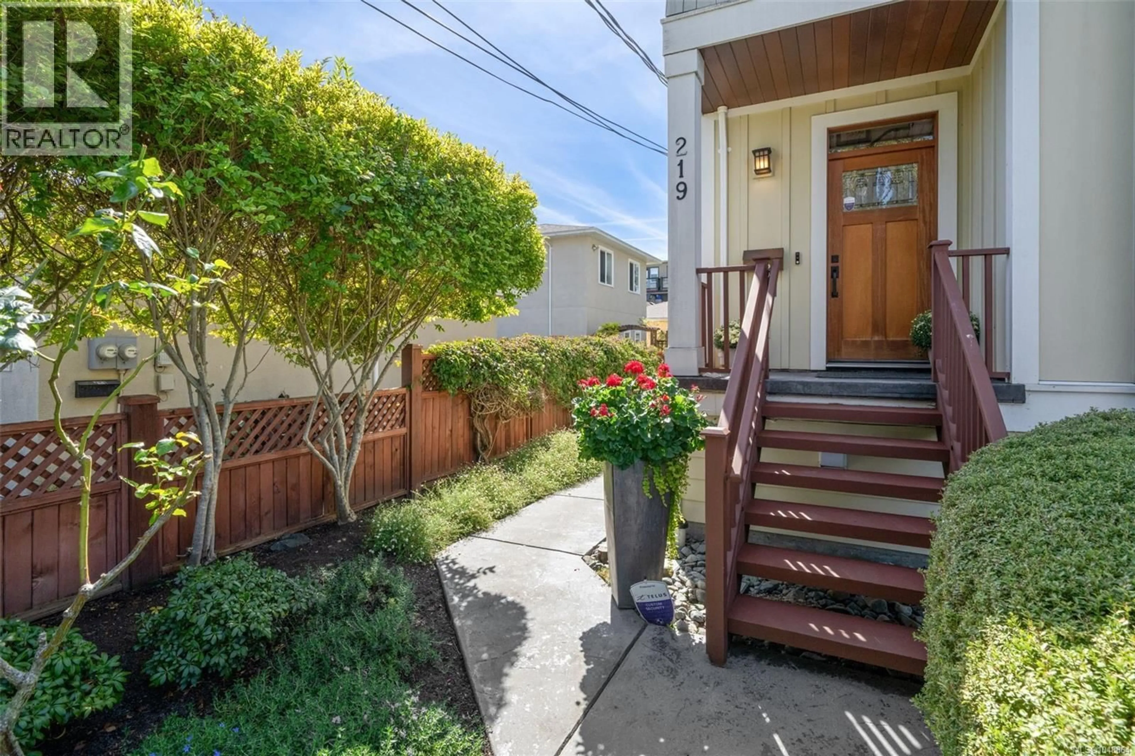 Patio, street for 219 MICHIGAN STREET, Victoria British Columbia V8V1R4