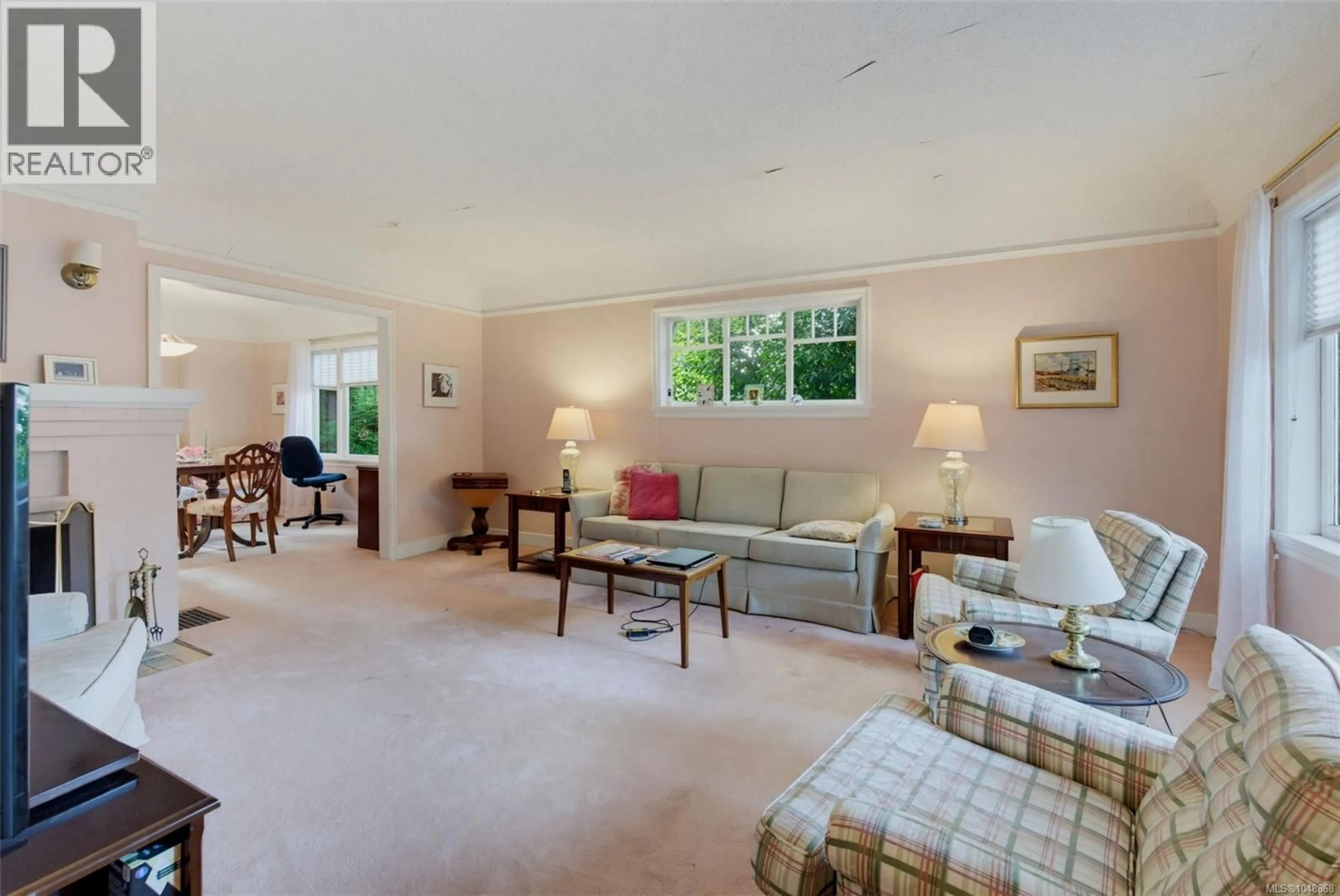 Living room with furniture, carpet floor for 817 ST. PATRICK STREET, Oak Bay British Columbia V8S4X7