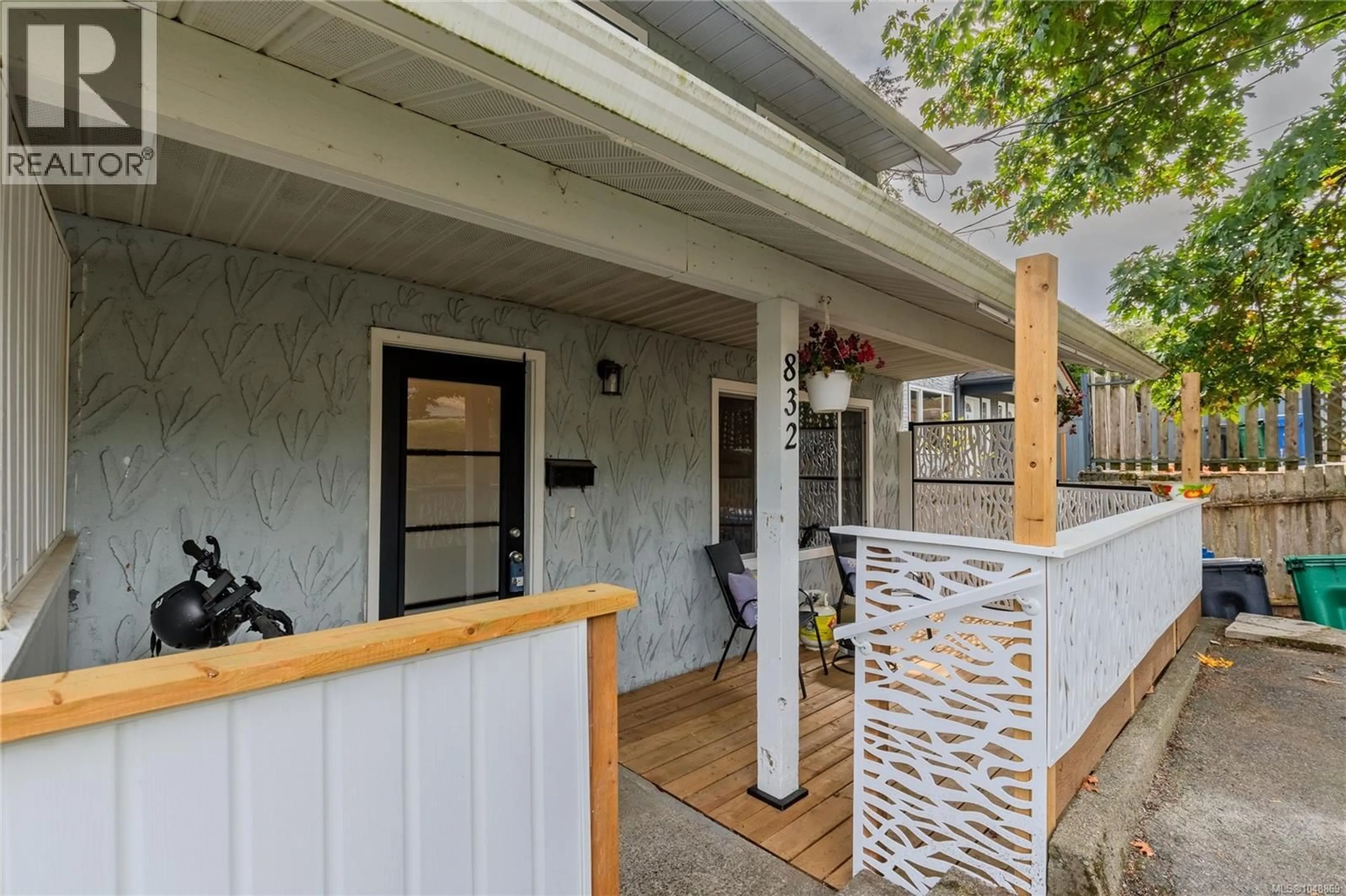 Patio, street for 832 HOLLY HILL ROAD, Nanaimo British Columbia V9R5T1