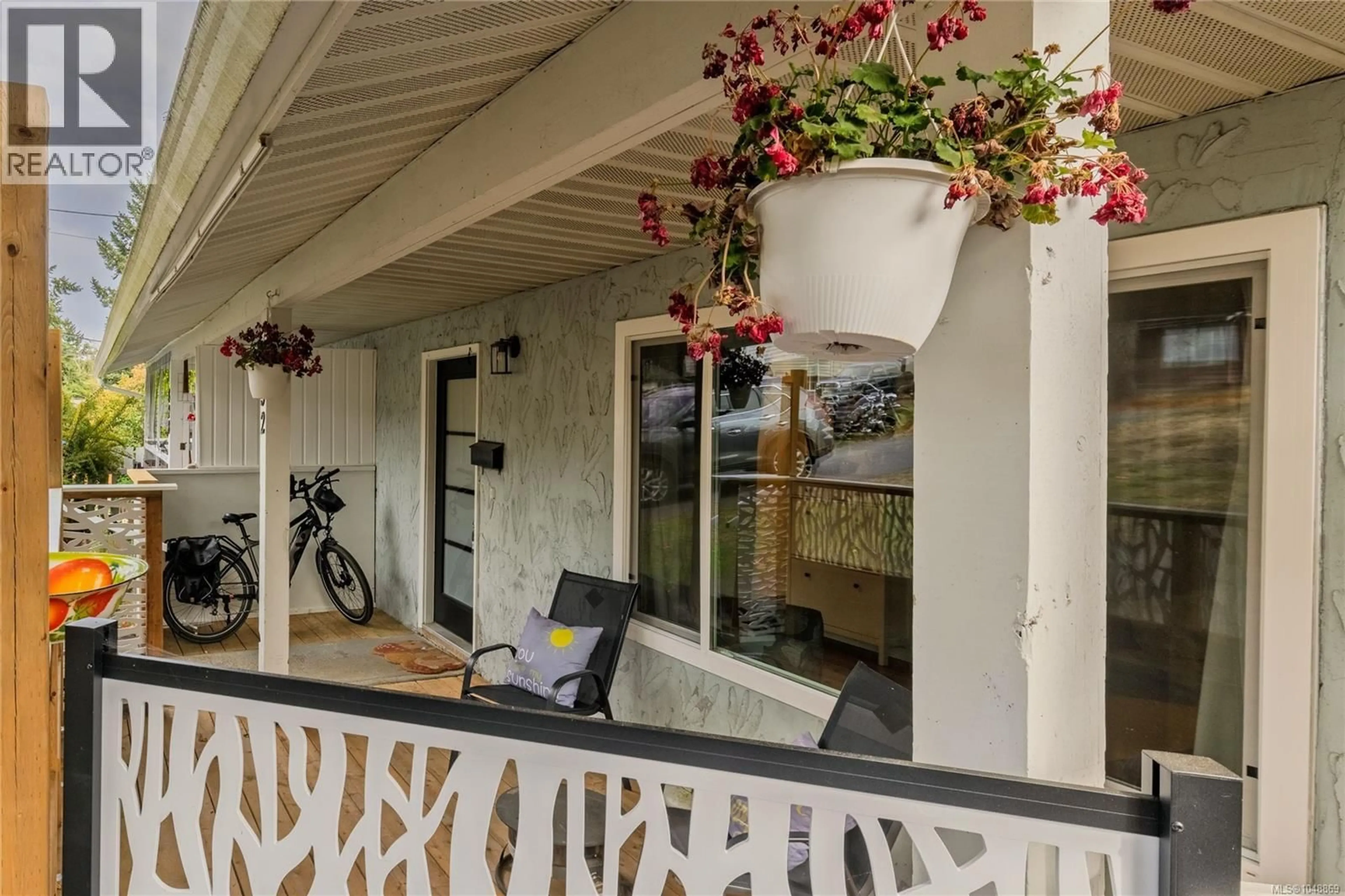 Patio, street for 832 HOLLY HILL ROAD, Nanaimo British Columbia V9R5T1