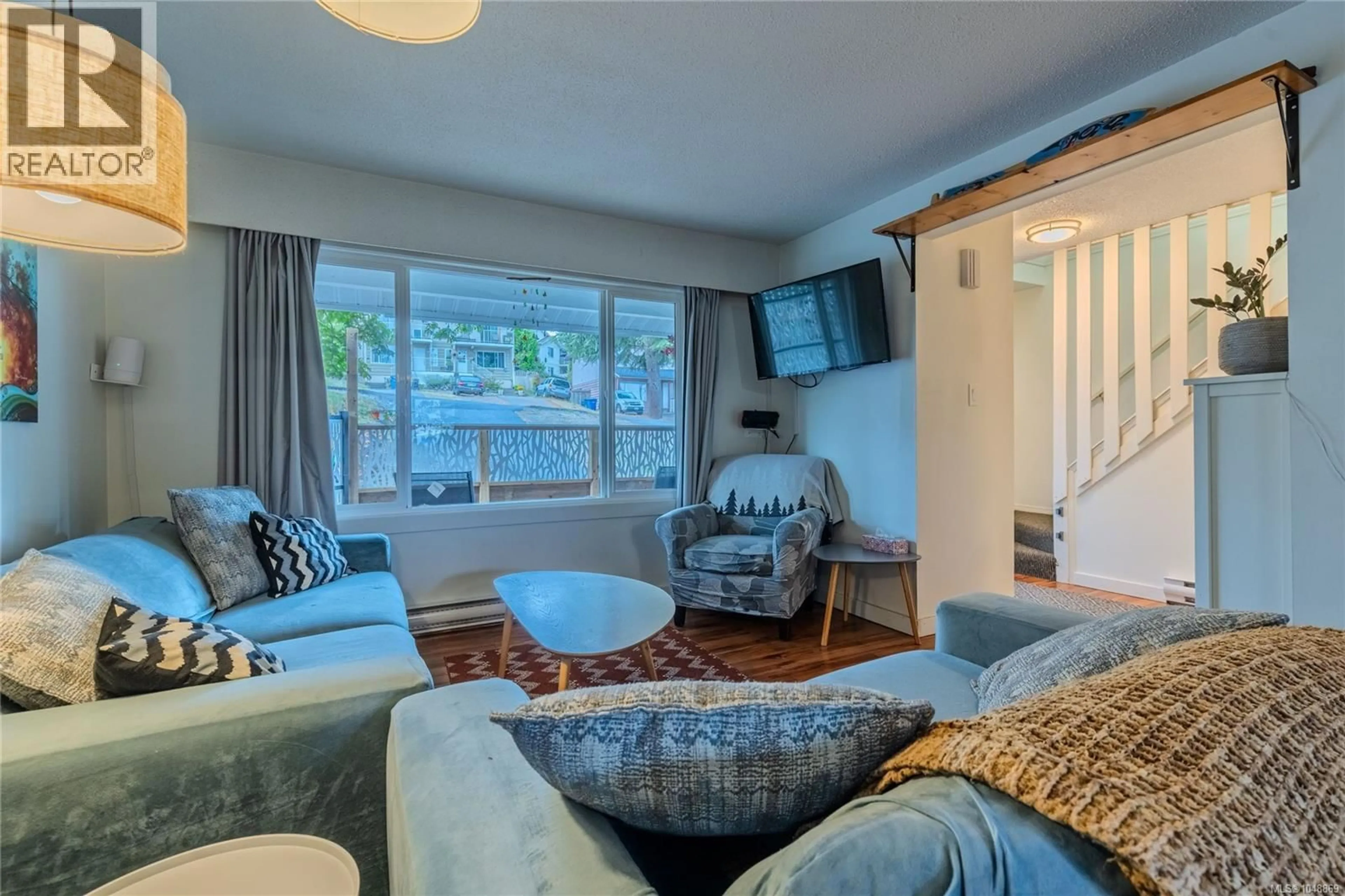 Living room with furniture, unknown for 832 HOLLY HILL ROAD, Nanaimo British Columbia V9R5T1