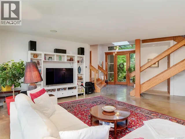 1047 SAN MARINO CRESCENT, Saanich 4