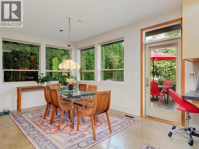 1047 SAN MARINO CRESCENT, Saanich 5
