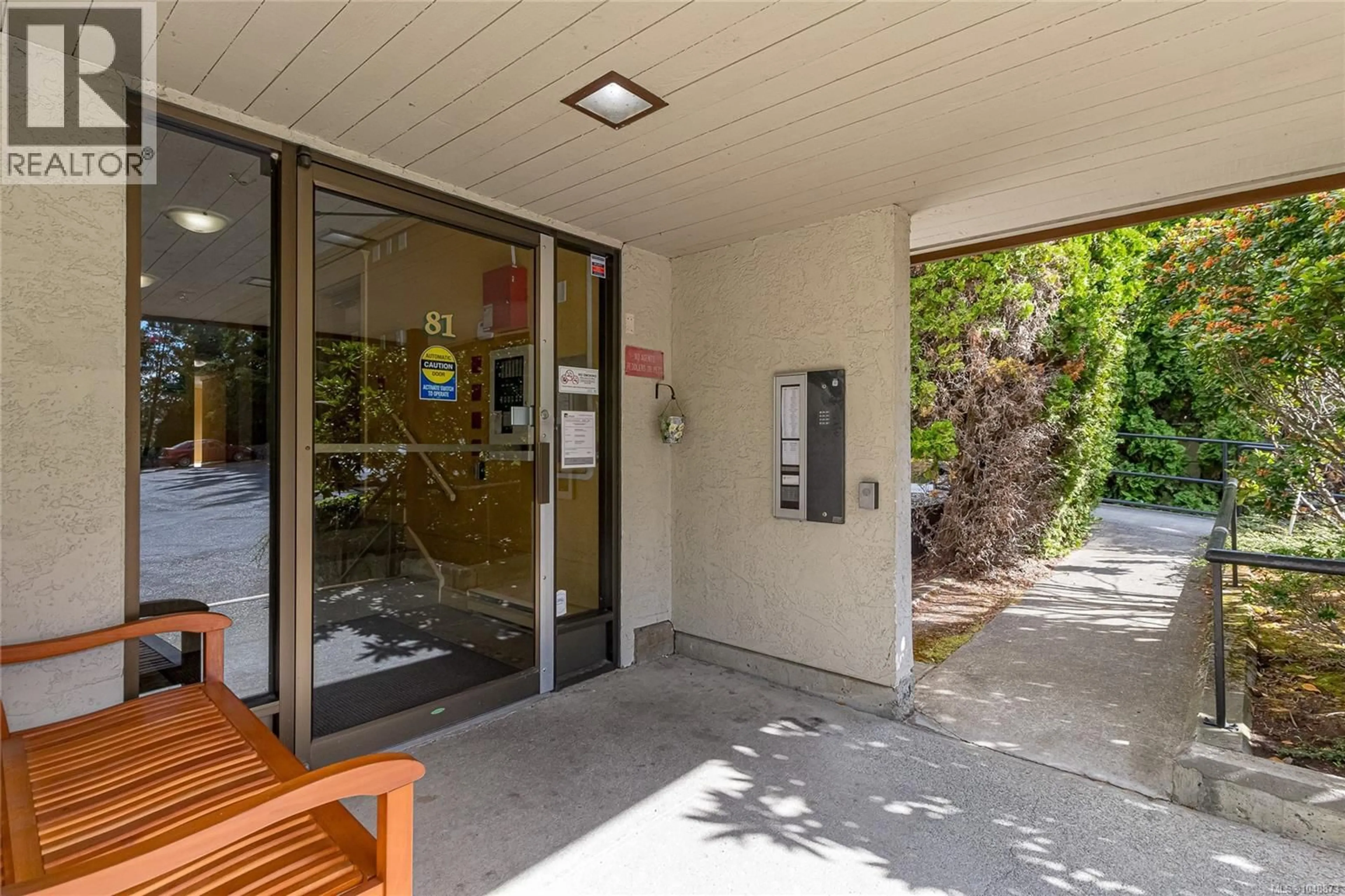 Indoor foyer for 204 - 81 GORGE ROAD WEST, Saanich British Columbia V9A1L9