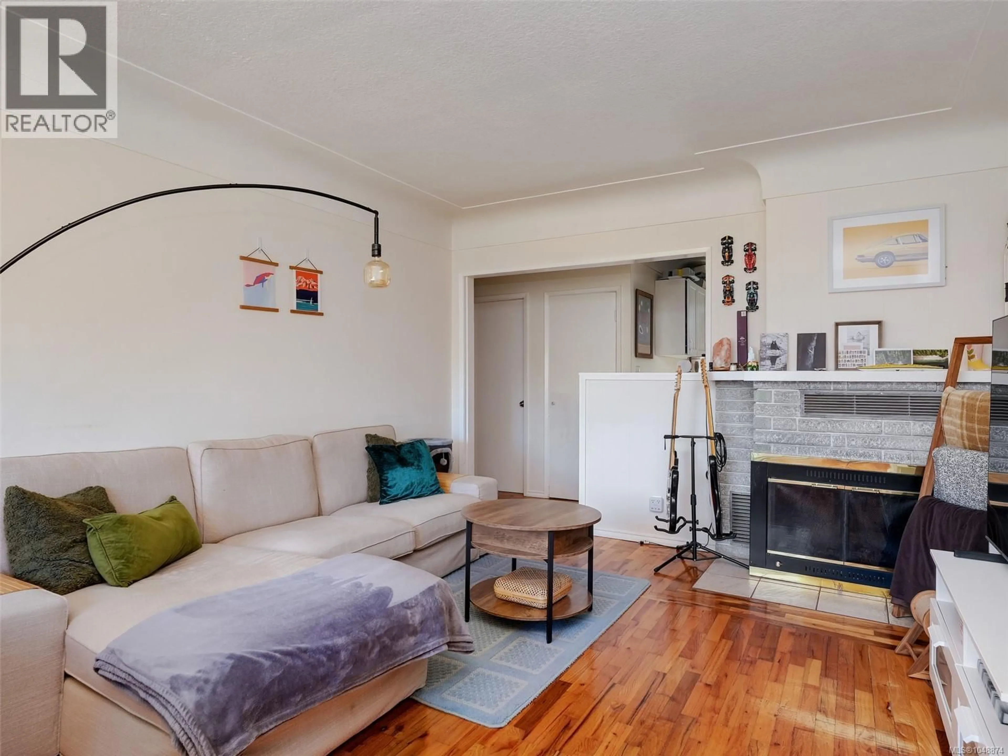 Living room with furniture, wood/laminate floor for 2119 BAKERVIEW PLACE, North Saanich British Columbia V8L1G1