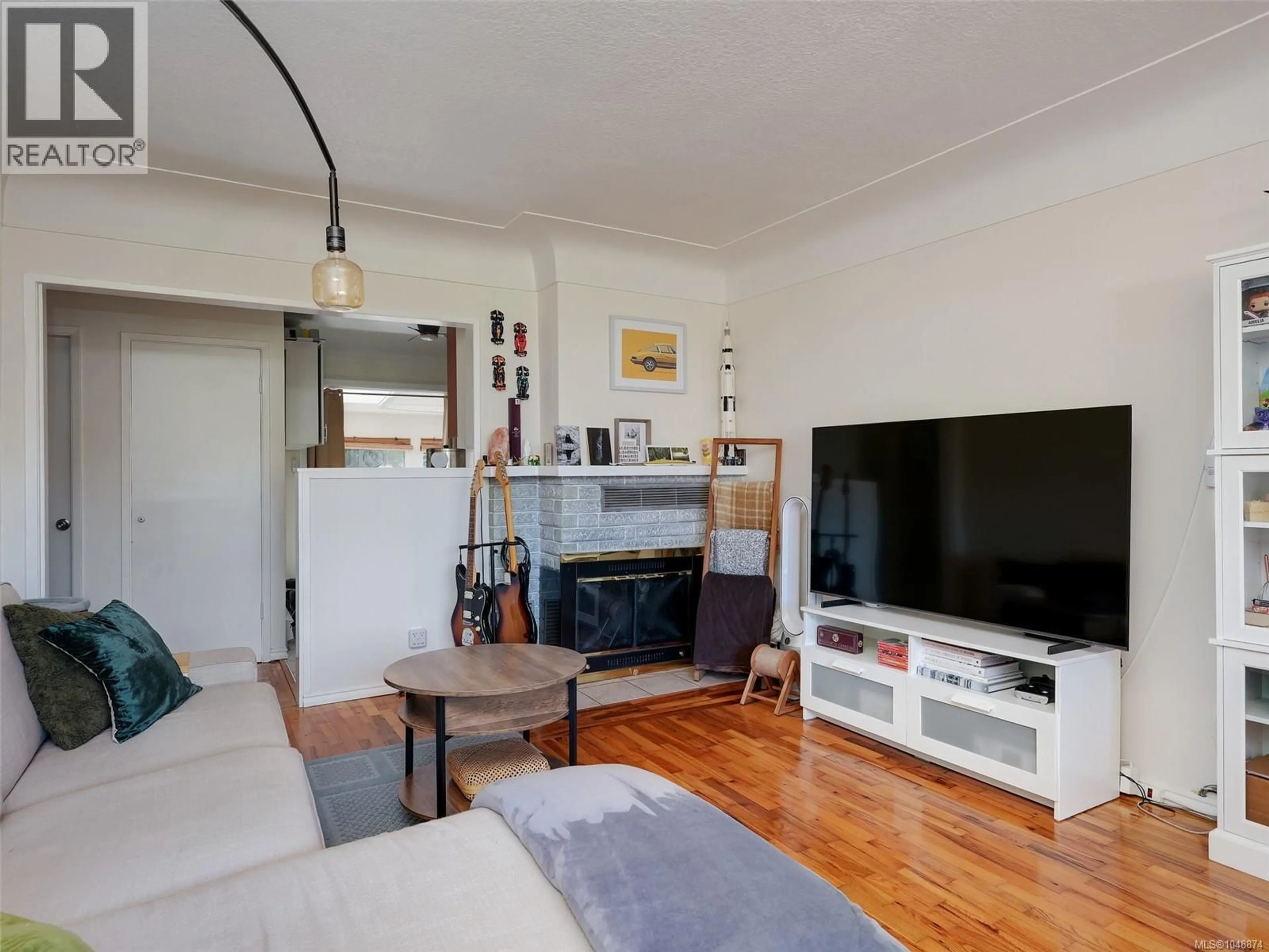 Living room with furniture, wood/laminate floor for 2119 BAKERVIEW PLACE, North Saanich British Columbia V8L1G1