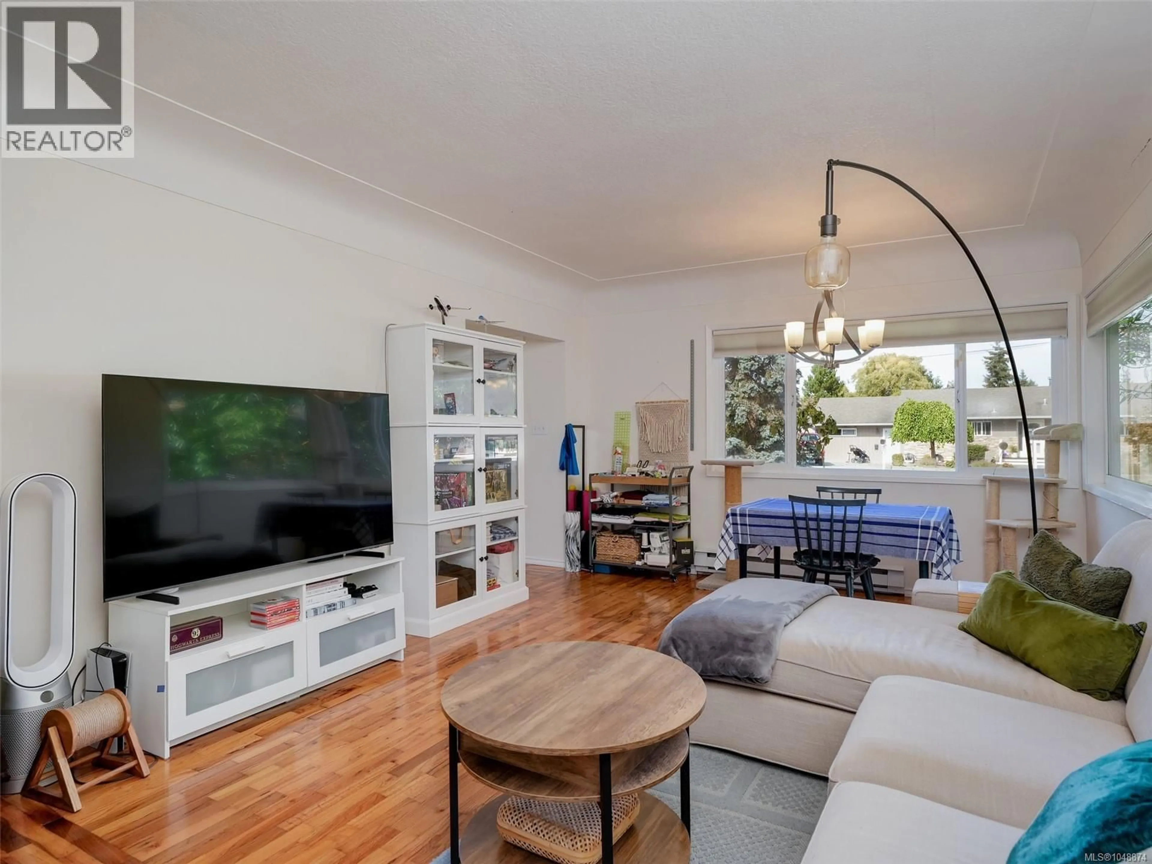 Living room with furniture, wood/laminate floor for 2119 BAKERVIEW PLACE, North Saanich British Columbia V8L1G1