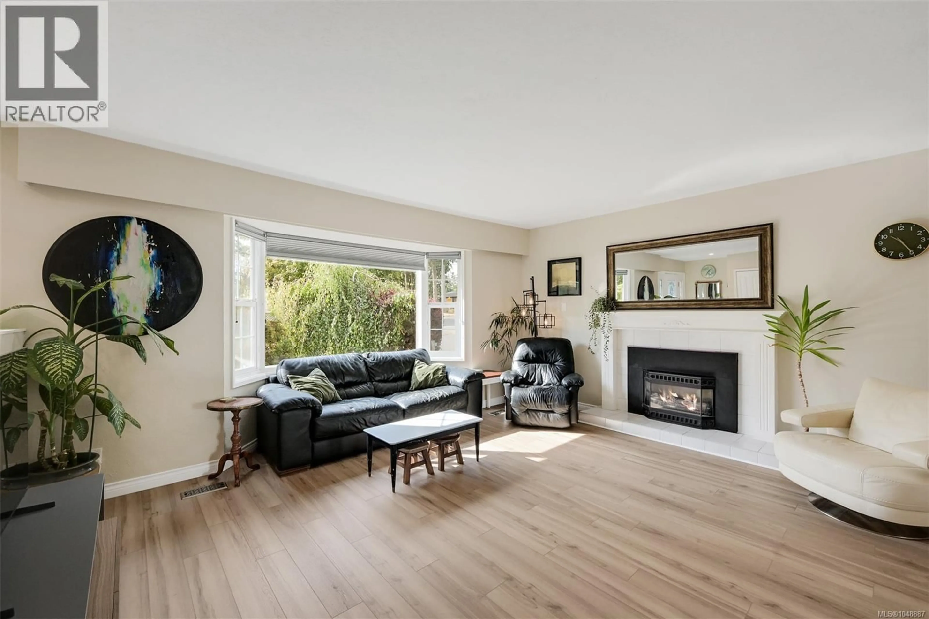 Living room with furniture, wood/laminate floor for 2280 ALDEANE AVENUE, Colwood British Columbia V9B2C7