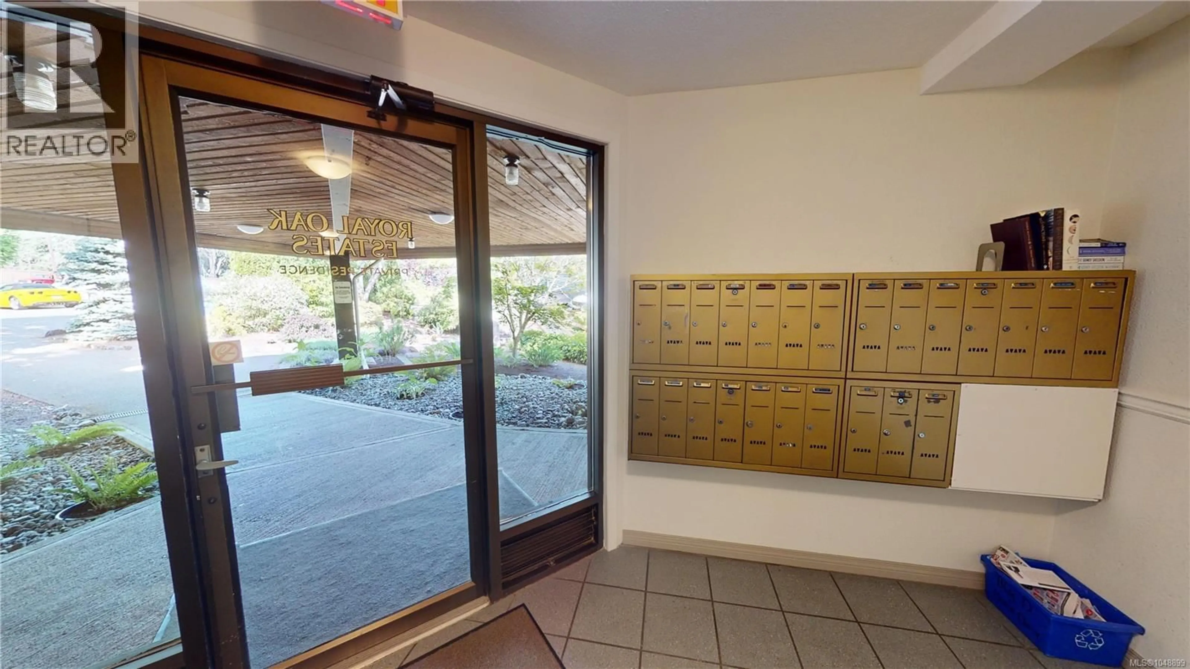 Indoor foyer for 499D - 4678 ELK LAKE DRIVE, Saanich British Columbia V8Z5M1