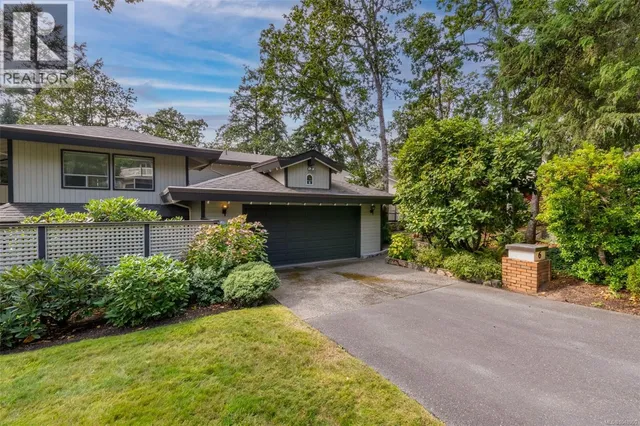 6 - 909 CAROLWOOD DRIVE, Saanich 3