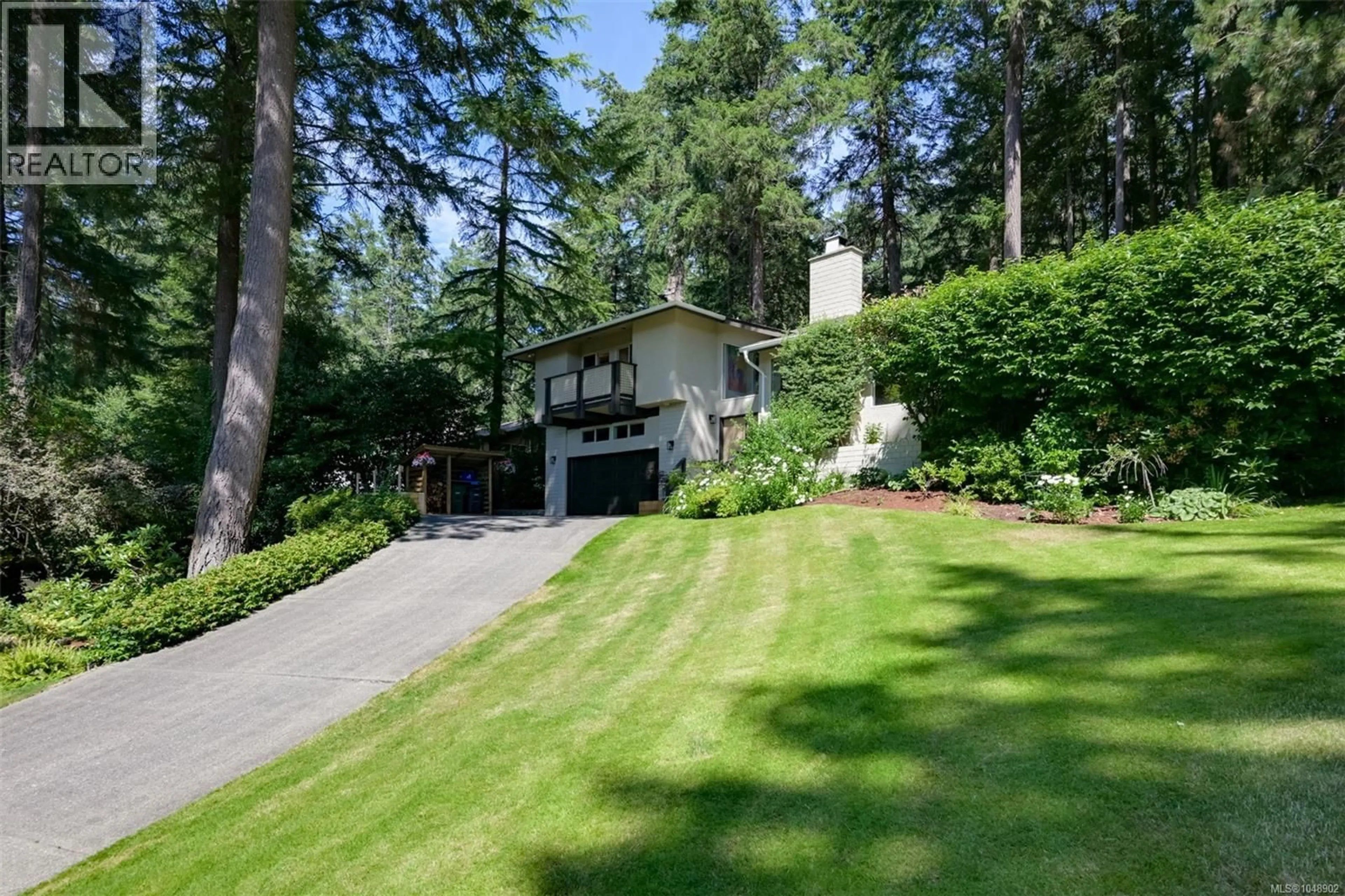A pic from outside/outdoor area/front of a property/back of a property/a pic from drone, unknown for 978 FIR TREE GLEN, Saanich British Columbia V8X5B7