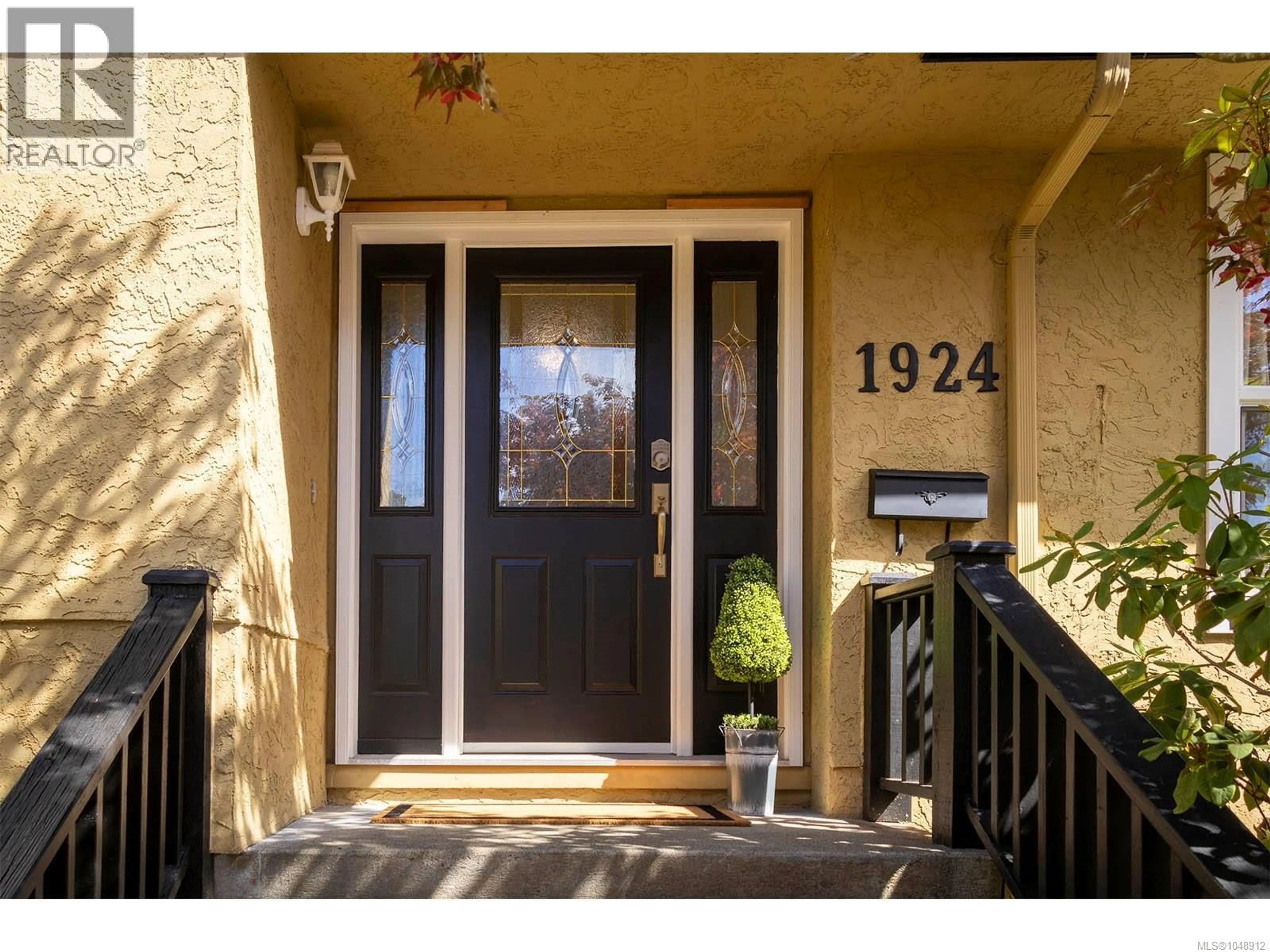 Indoor entryway for 1924 CASA MARCIA CRESCENT, Saanich British Columbia V8N2X3