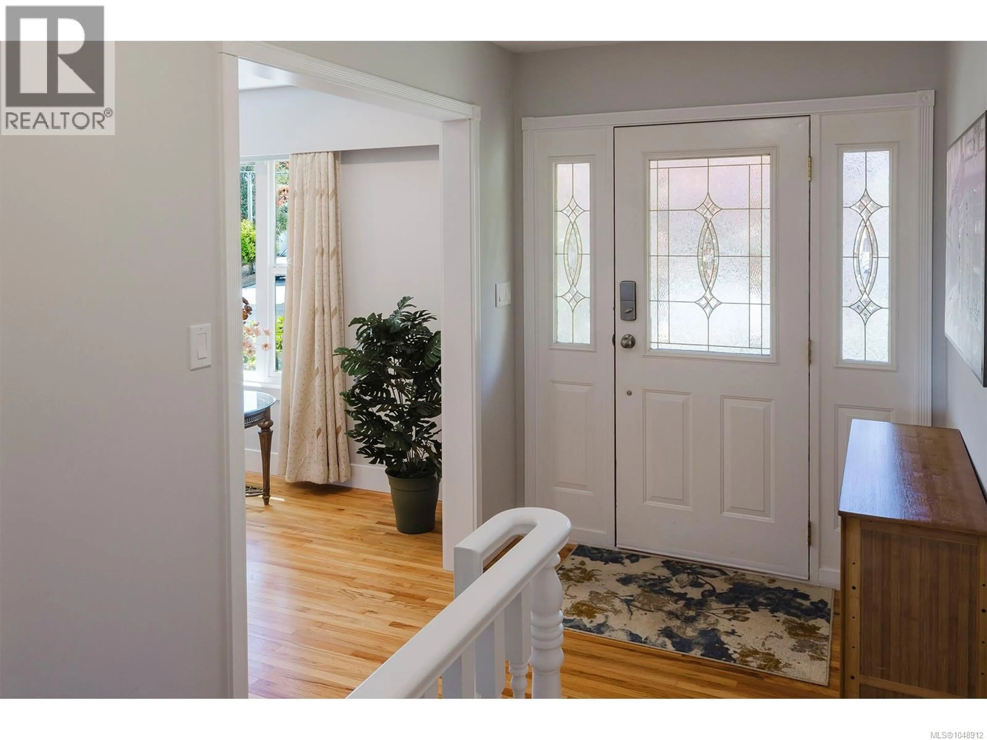 Indoor entryway for 1924 CASA MARCIA CRESCENT, Saanich British Columbia V8N2X3
