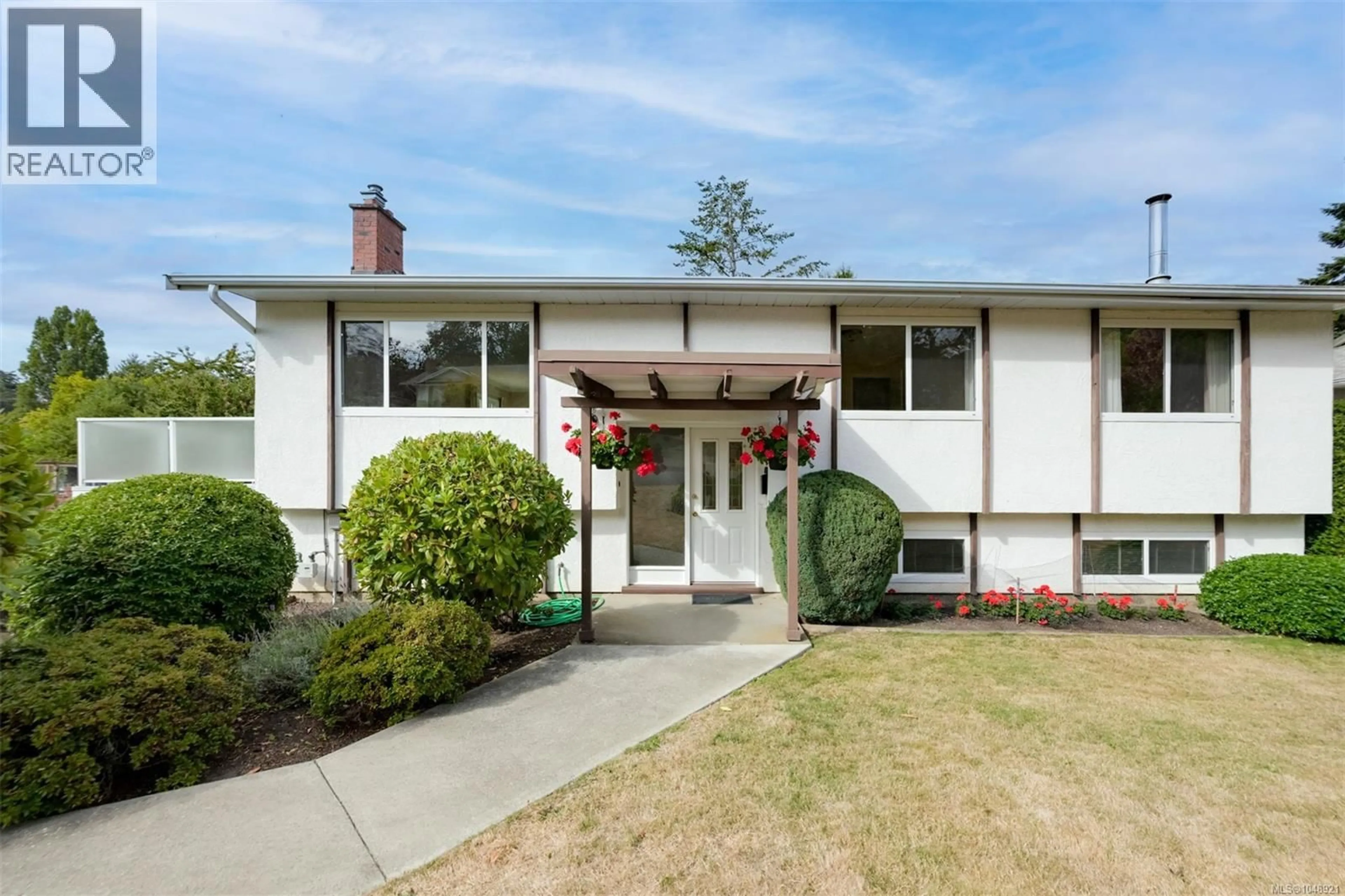 Home with vinyl exterior material, street for 4218 THORNHILL CRESCENT, Saanich British Columbia V8N3G5