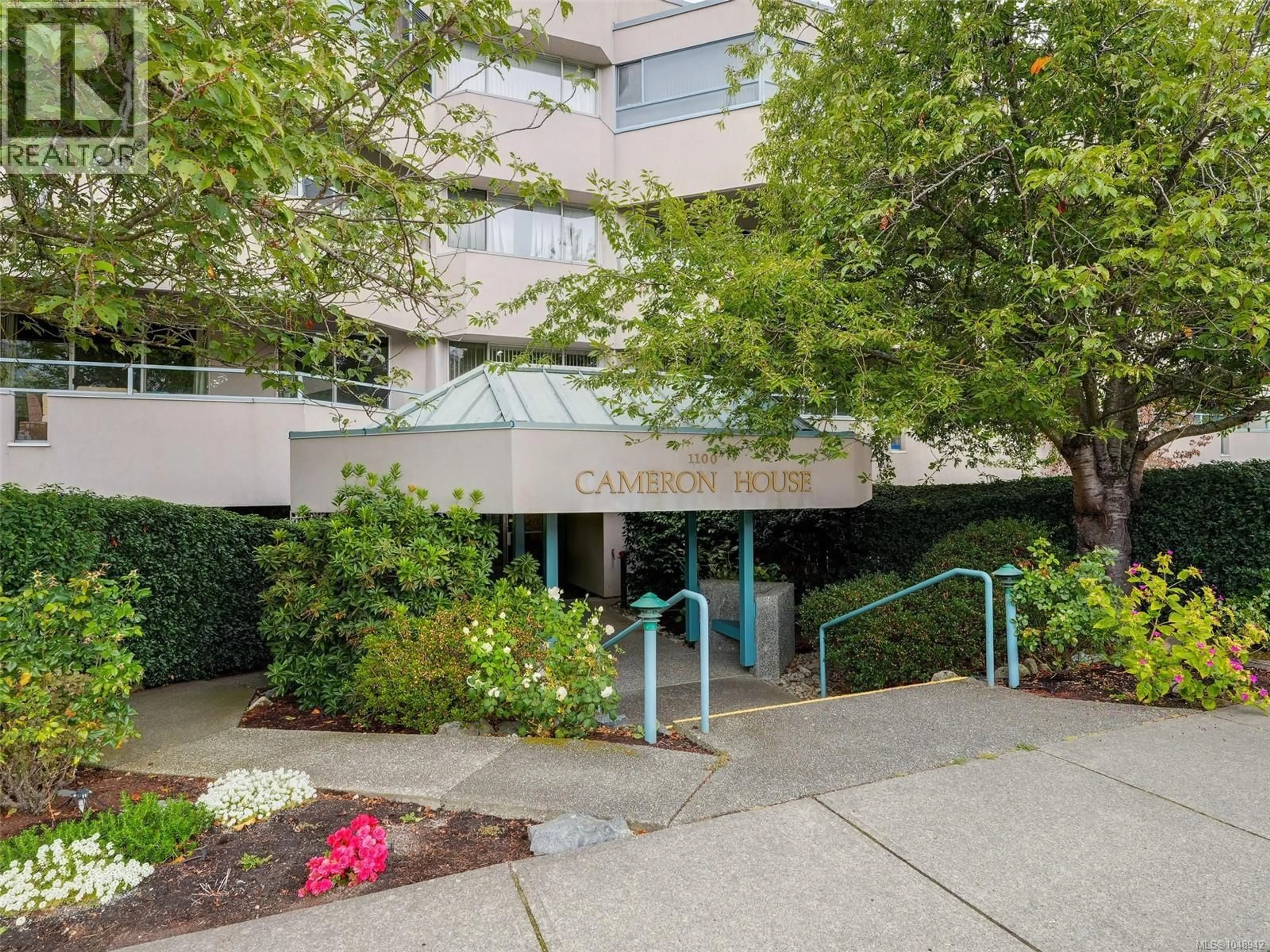 Indoor foyer for 207 - 1100 UNION ROAD, Saanich British Columbia V8P2J3