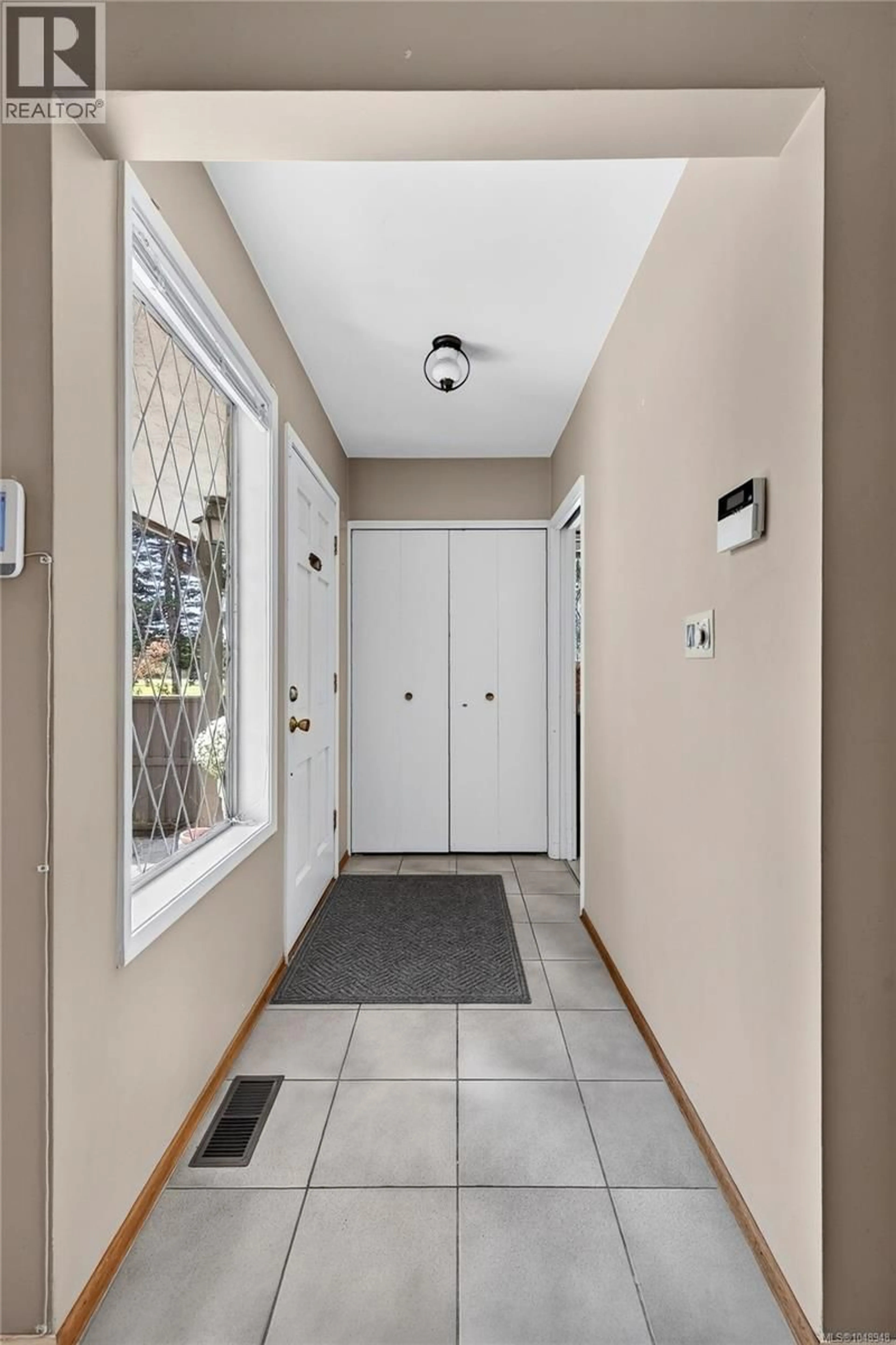 Indoor entryway for 2214 MCCOY ROAD, Saanich British Columbia V8N1E5