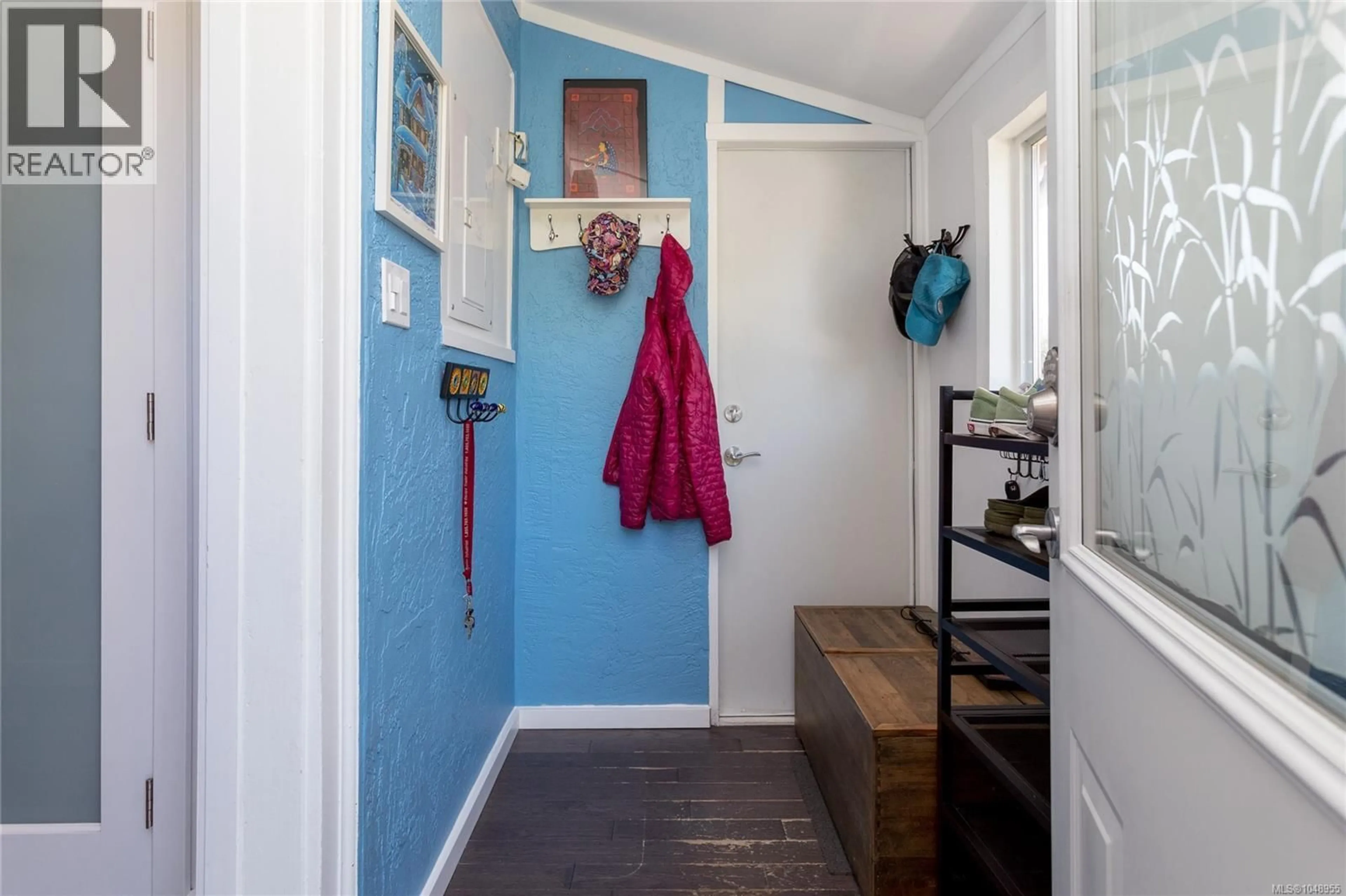Indoor entryway for 367 VINCENT AVENUE, Saanich British Columbia V9A2G8