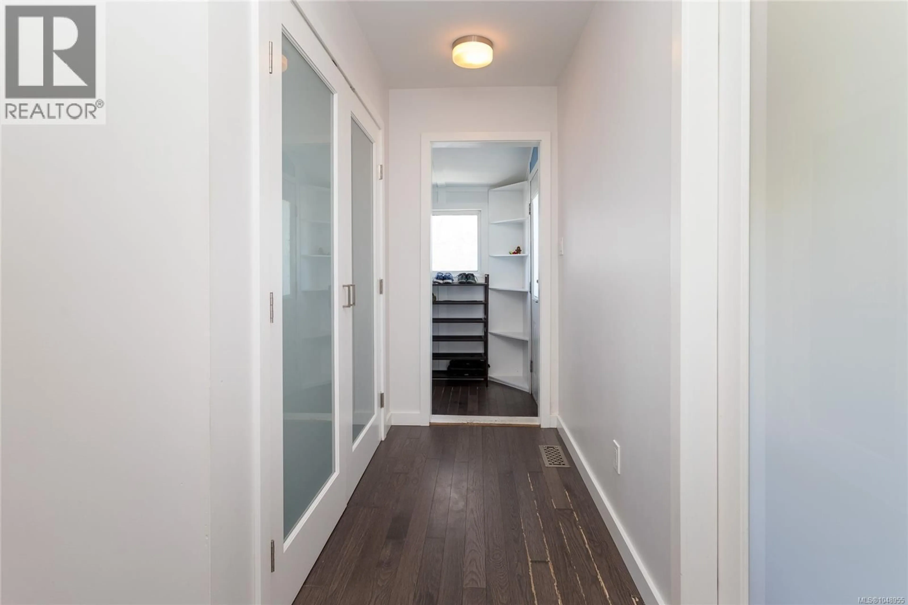 Indoor entryway for 367 VINCENT AVENUE, Saanich British Columbia V9A2G8