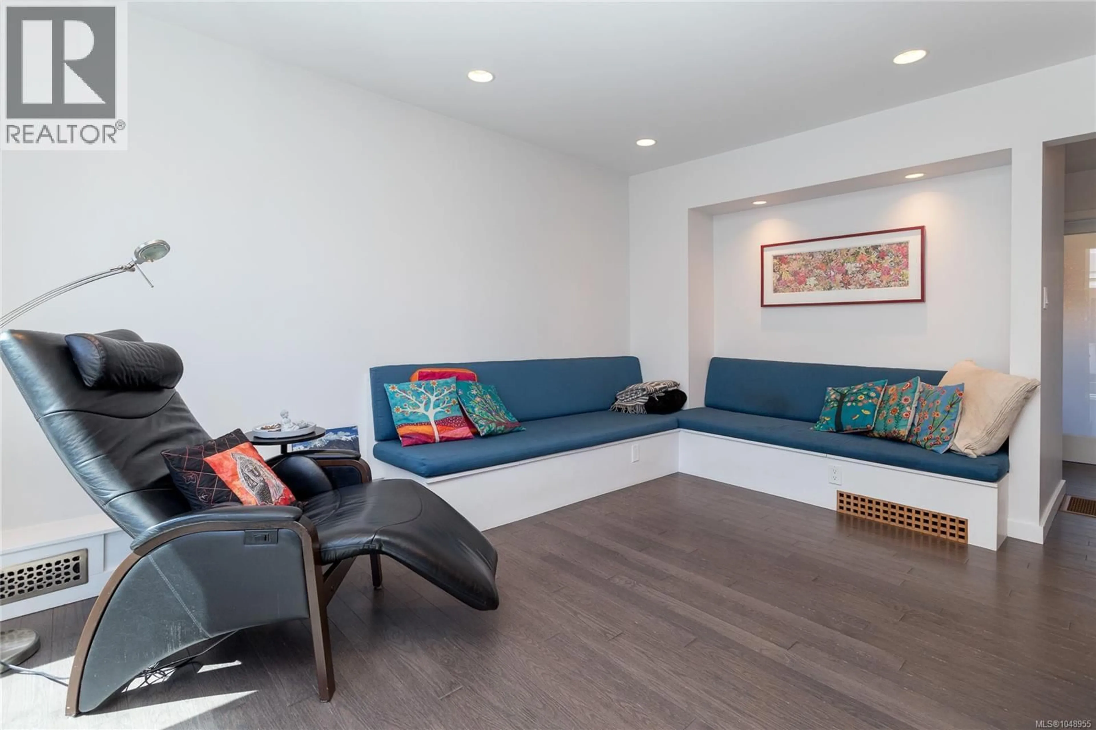 Living room with furniture, unknown for 367 VINCENT AVENUE, Saanich British Columbia V9A2G8