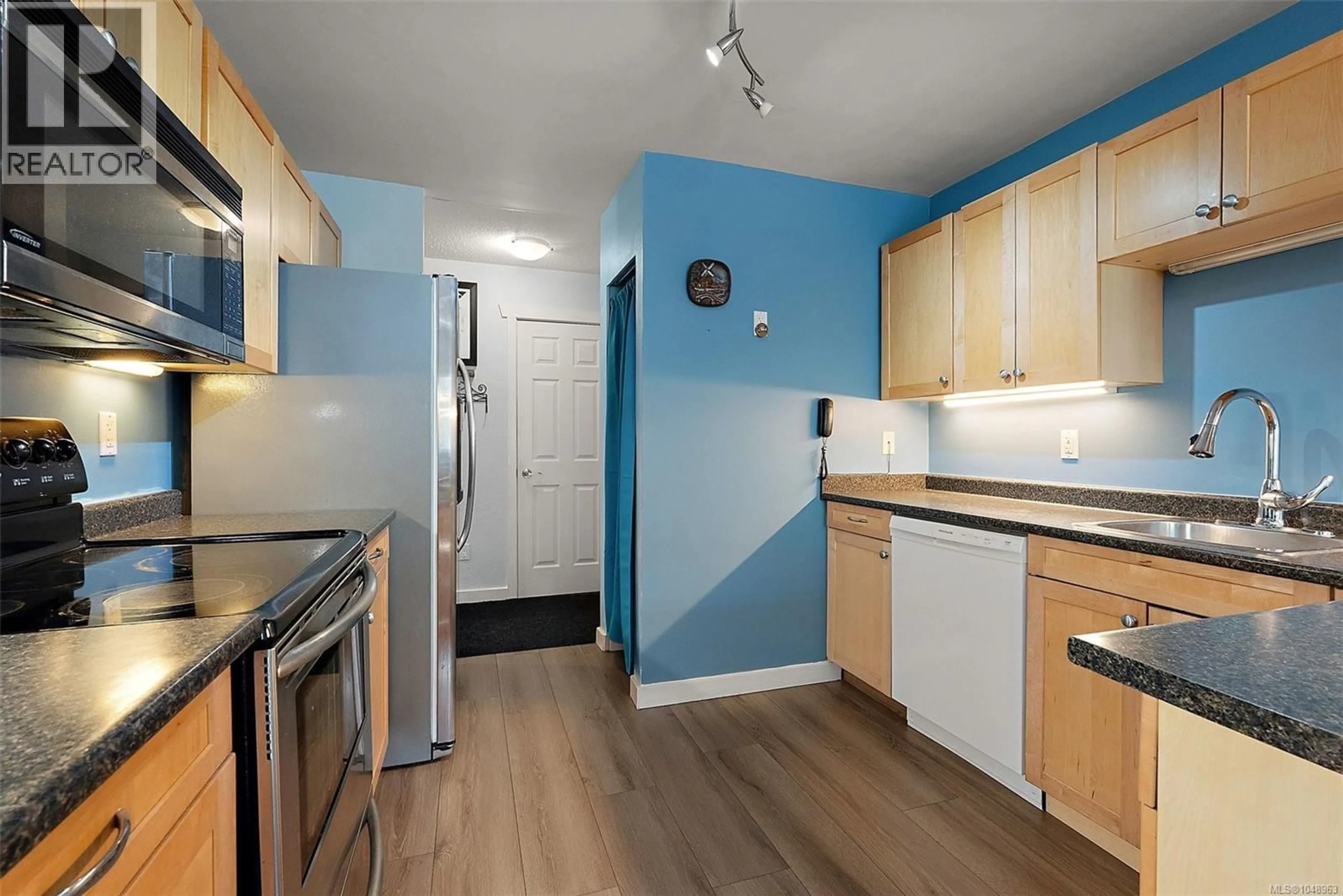 Standard kitchen, wood/laminate floor for 216 - 3235 QUADRA STREET, Saanich British Columbia V8X1G4