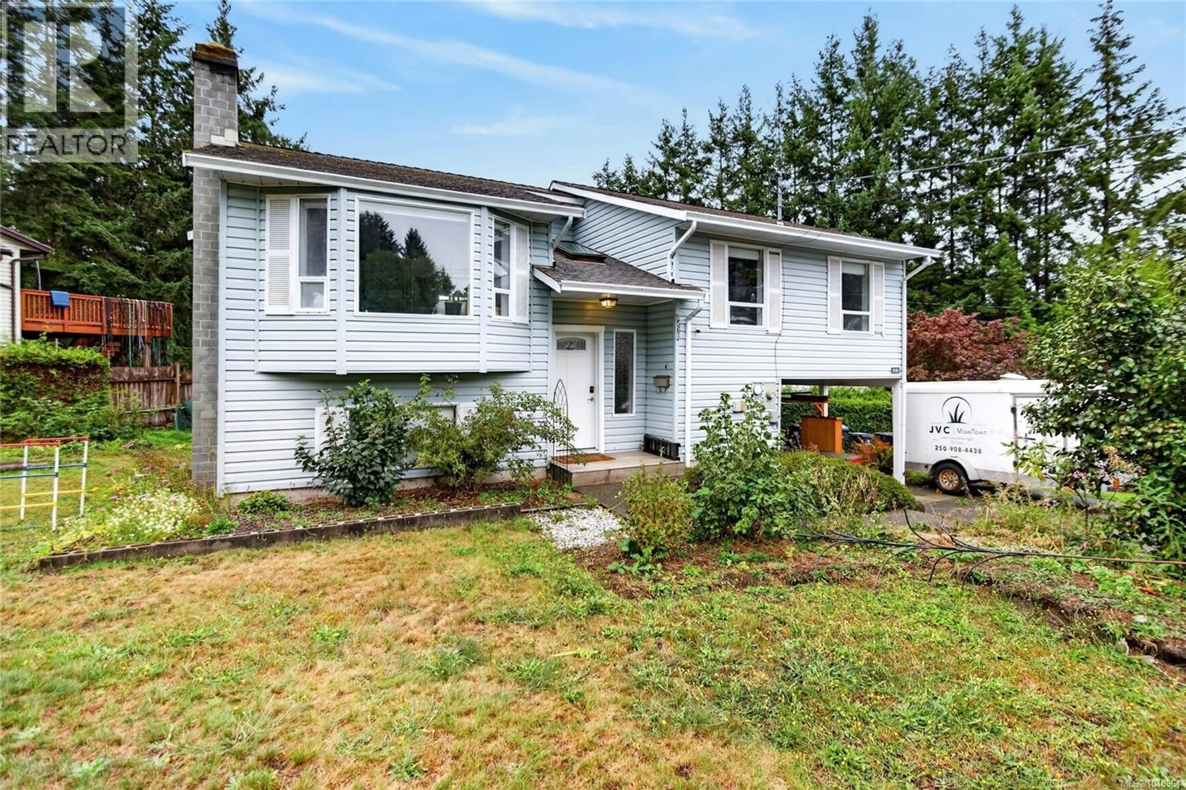 Home with vinyl exterior material, street for 1561 EMBLETON CRESCENT, Courtenay British Columbia V9N6N7