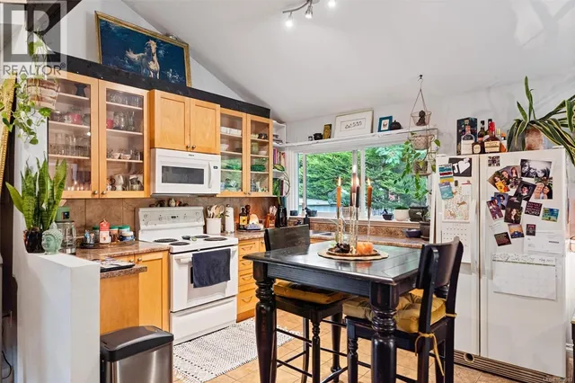 WYCHBURY AVENUE, Esquimalt 4