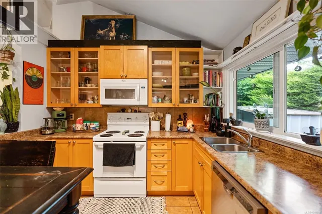 WYCHBURY AVENUE, Esquimalt 5